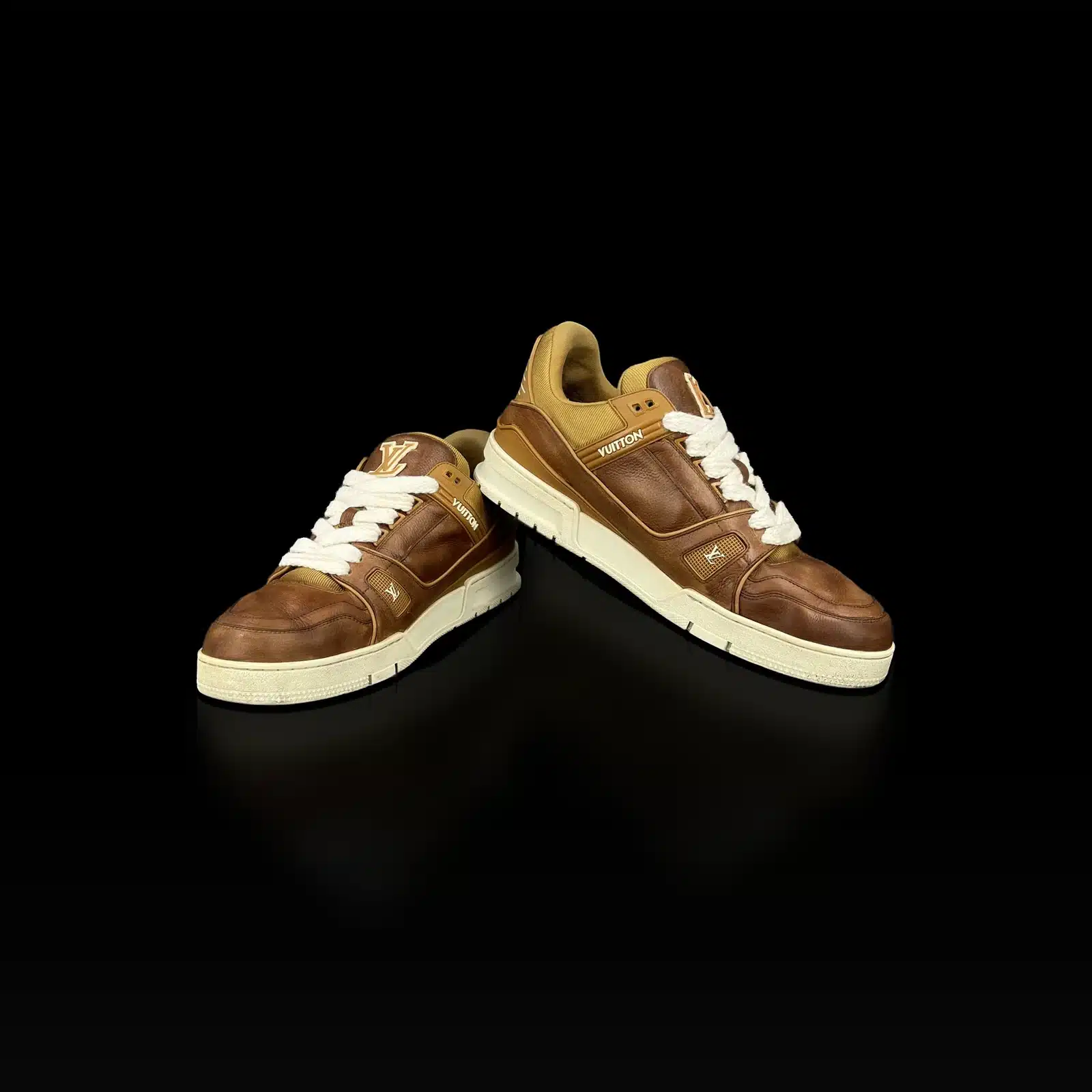 Paire de baskets Louis Vuitton LV Trainer en cuir marron patiné, vue de trois quarts