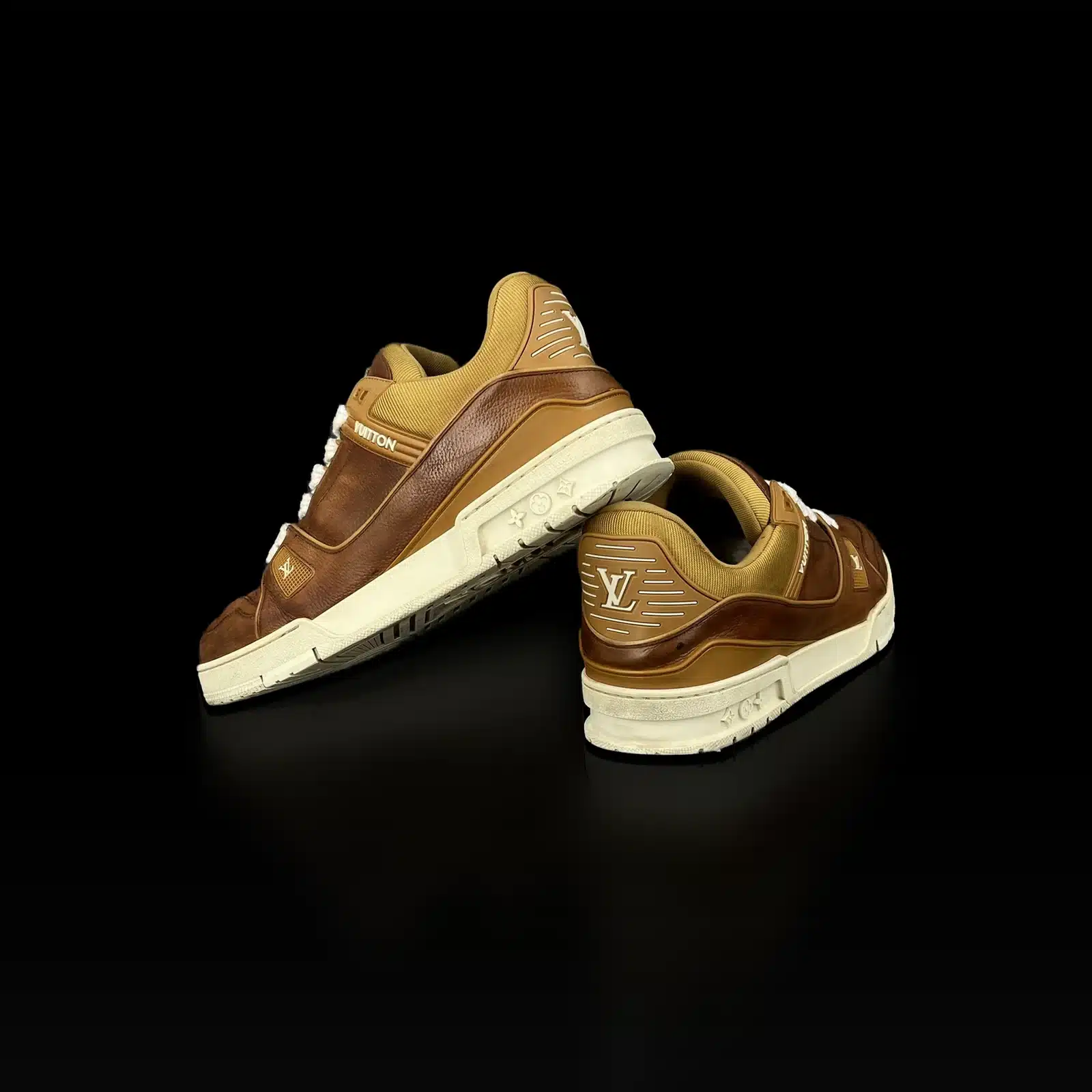 Talons des baskets Louis Vuitton LV Trainer avec monogramme LV, vue arrière