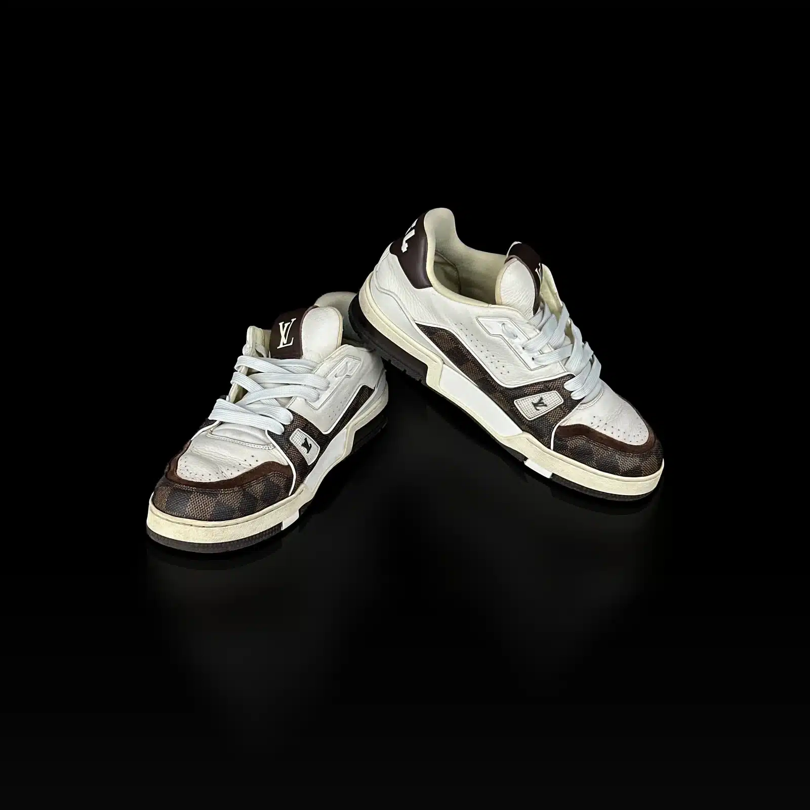 Paire de baskets Louis Vuitton Trainer blanc et marron, vue latérale