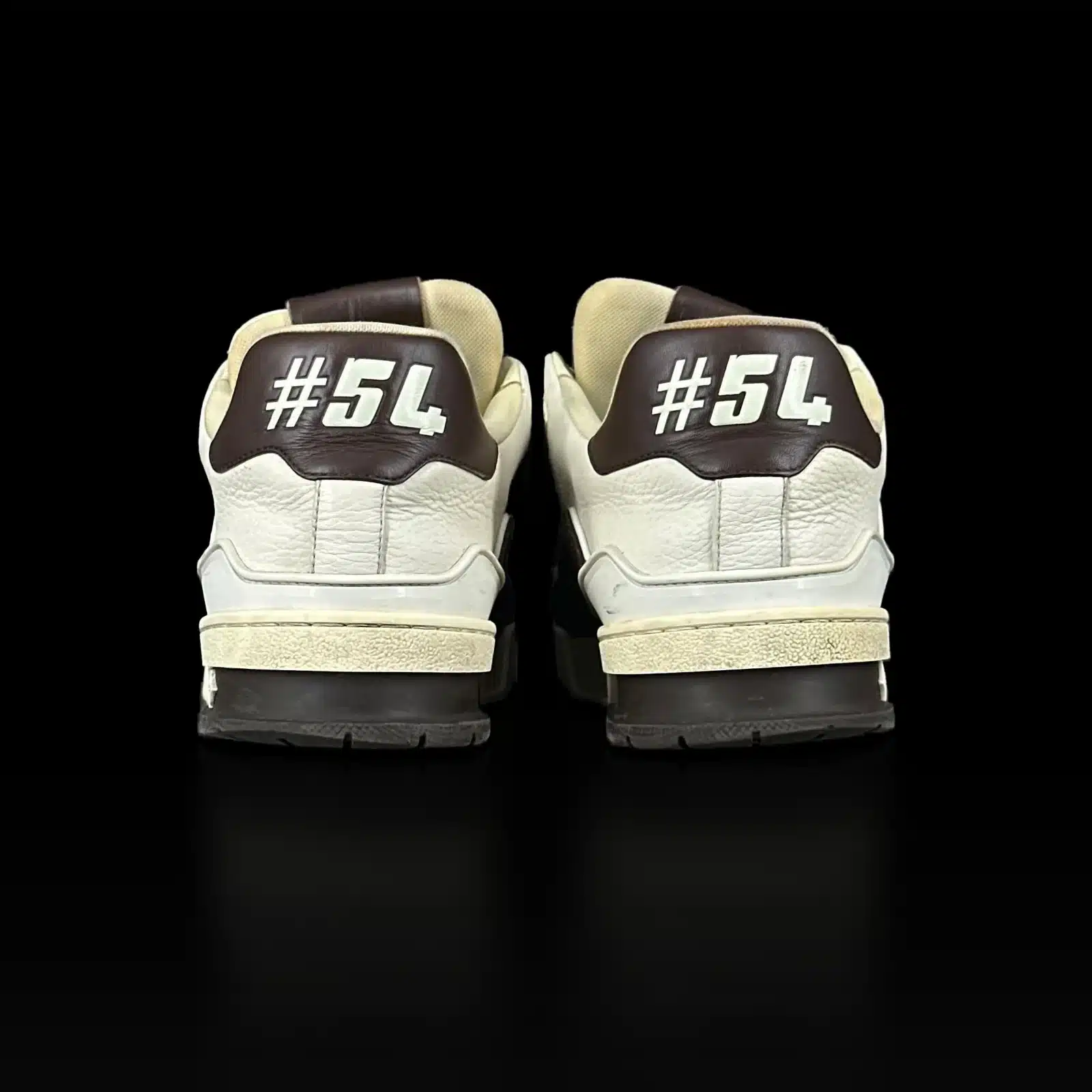 Talons des baskets Louis Vuitton Trainer avec le numéro #54, vue arrière