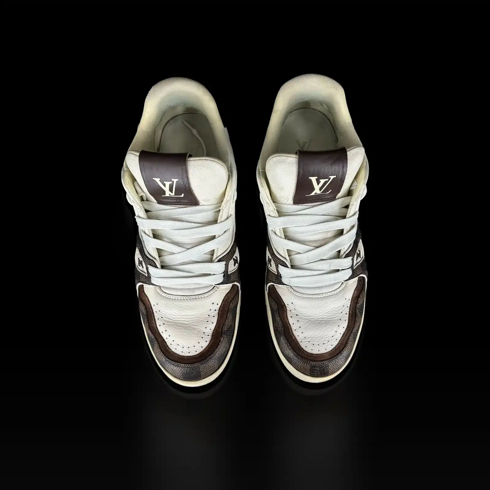 Baskets Louis Vuitton Trainer vues de dessus, lacets plats et languette LV marron