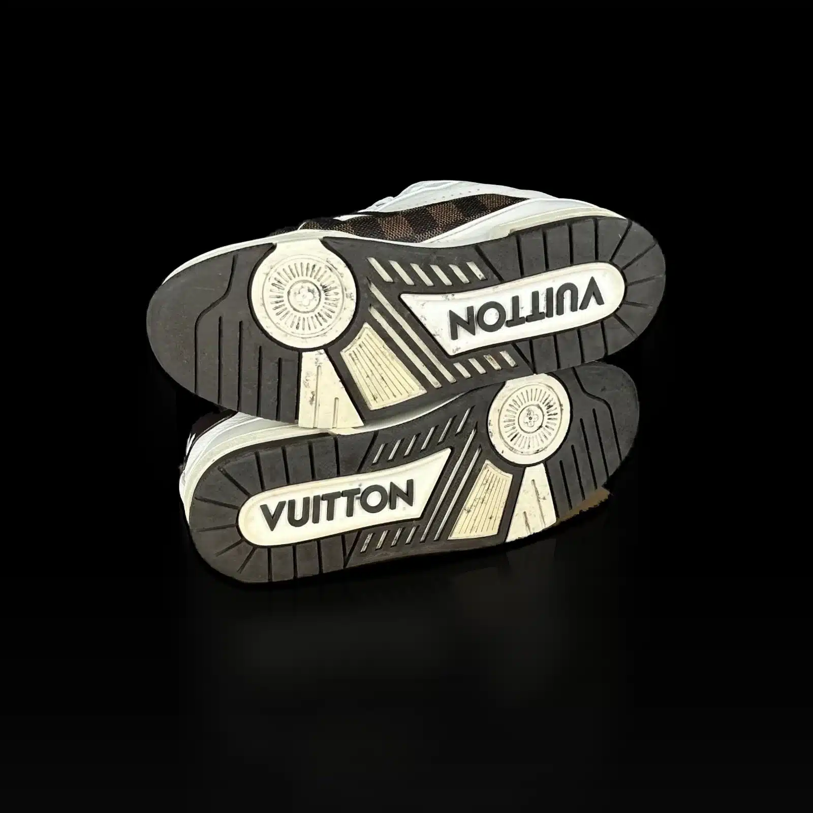 Semelles des baskets Louis Vuitton Trainer avec marquage Vuitton