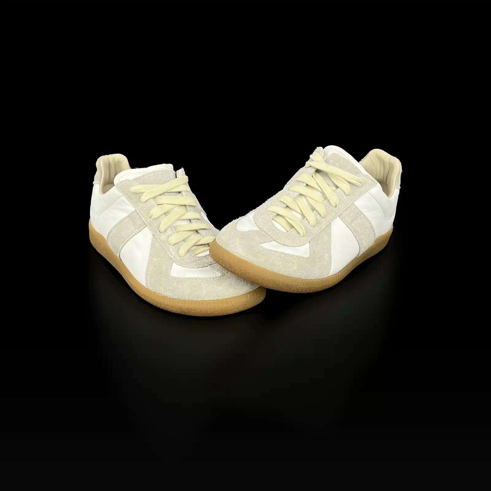 Paire de baskets Maison Margiela Replica en cuir blanc et daim gris, vue de face