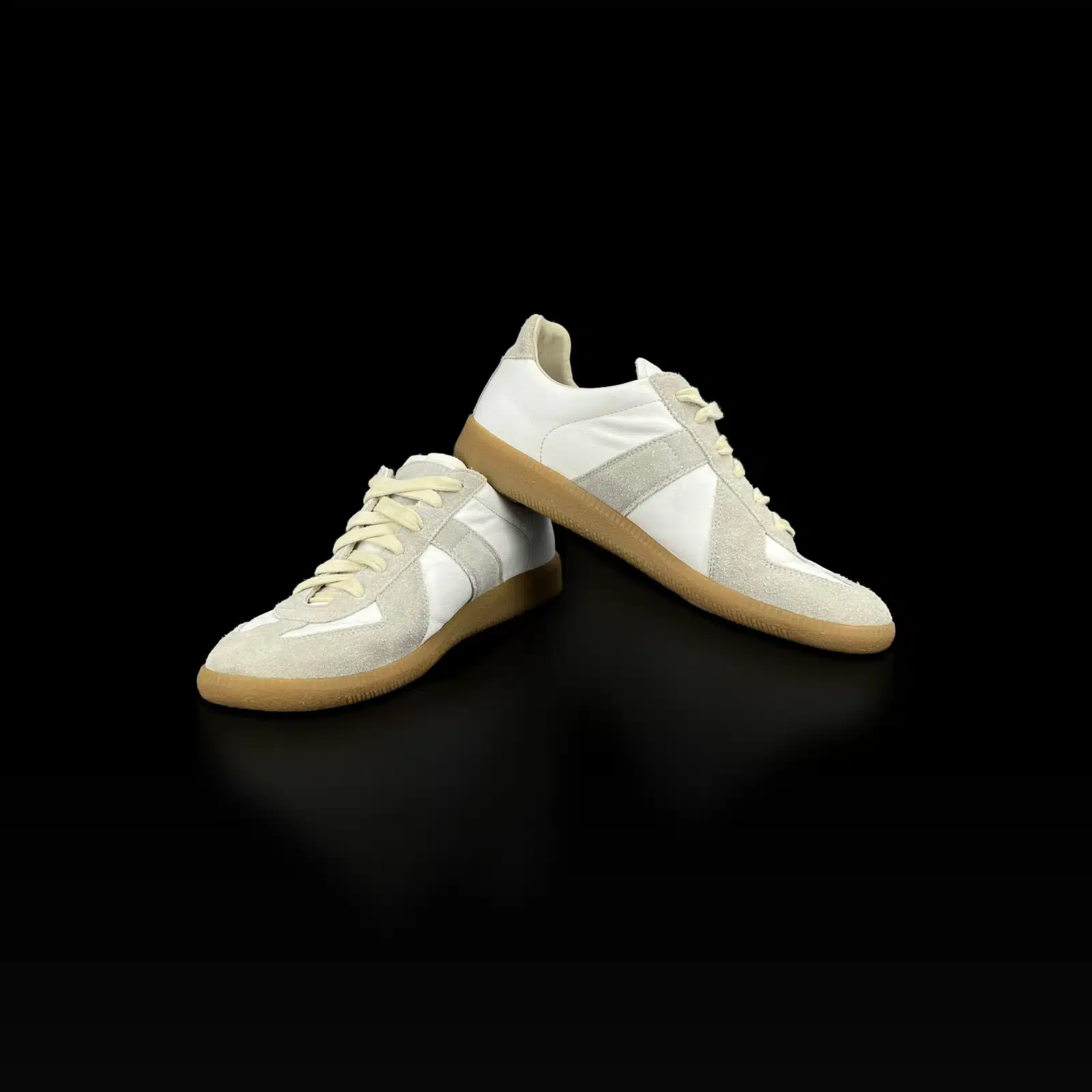 Paire de baskets Maison Margiela Replica blanc et gris, vue de trois quarts