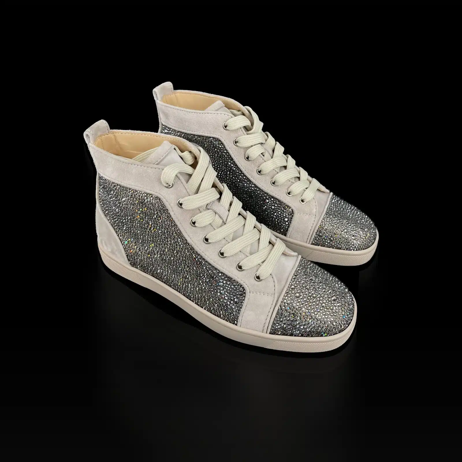 Paire de baskets Christian Louboutin Louis en daim beige et strass argentés, vue de trois quarts