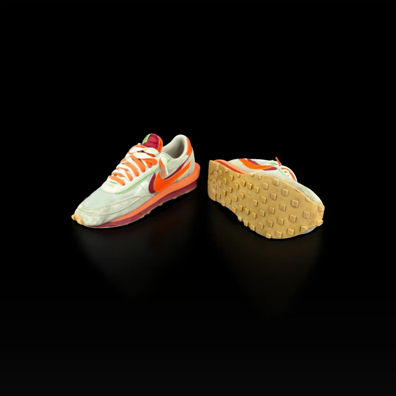 Paire de Nike LDWaffle sacai x CLOT avec semelle Waffle en gomme visible