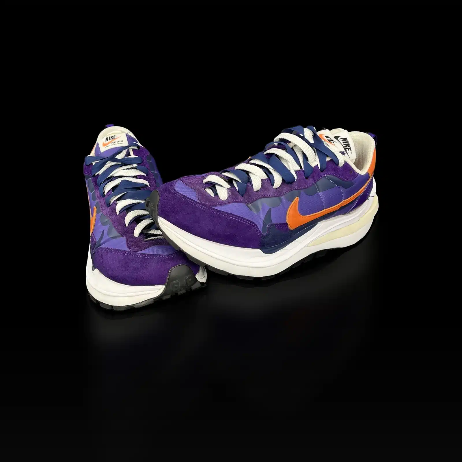 Paire de baskets Nike x Sacai VaporWaffle Dark Iris, vue de trois quarts avant