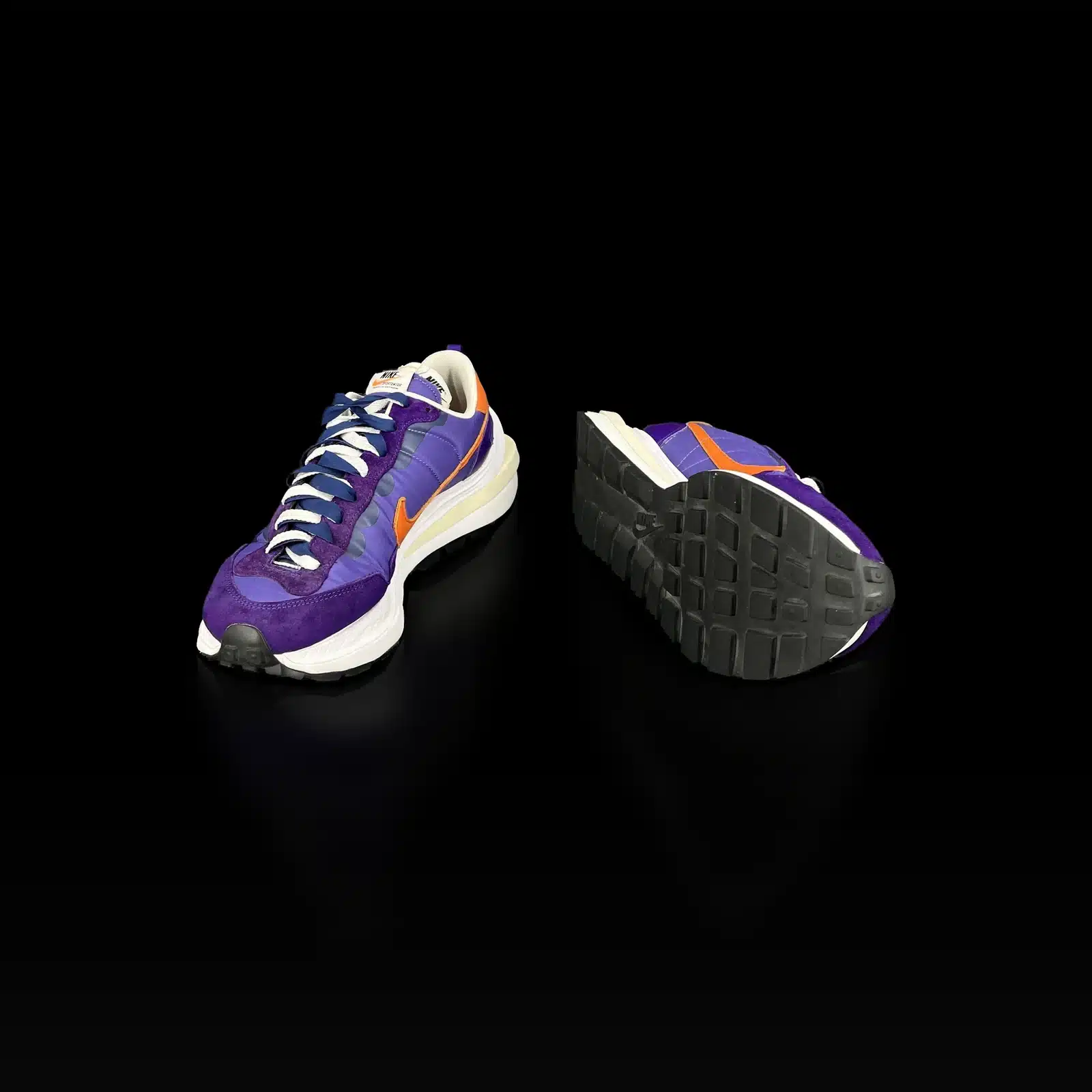 Baskets Nike x Sacai VaporWaffle Dark Iris, vue de l'avant et semelle Waffle noire