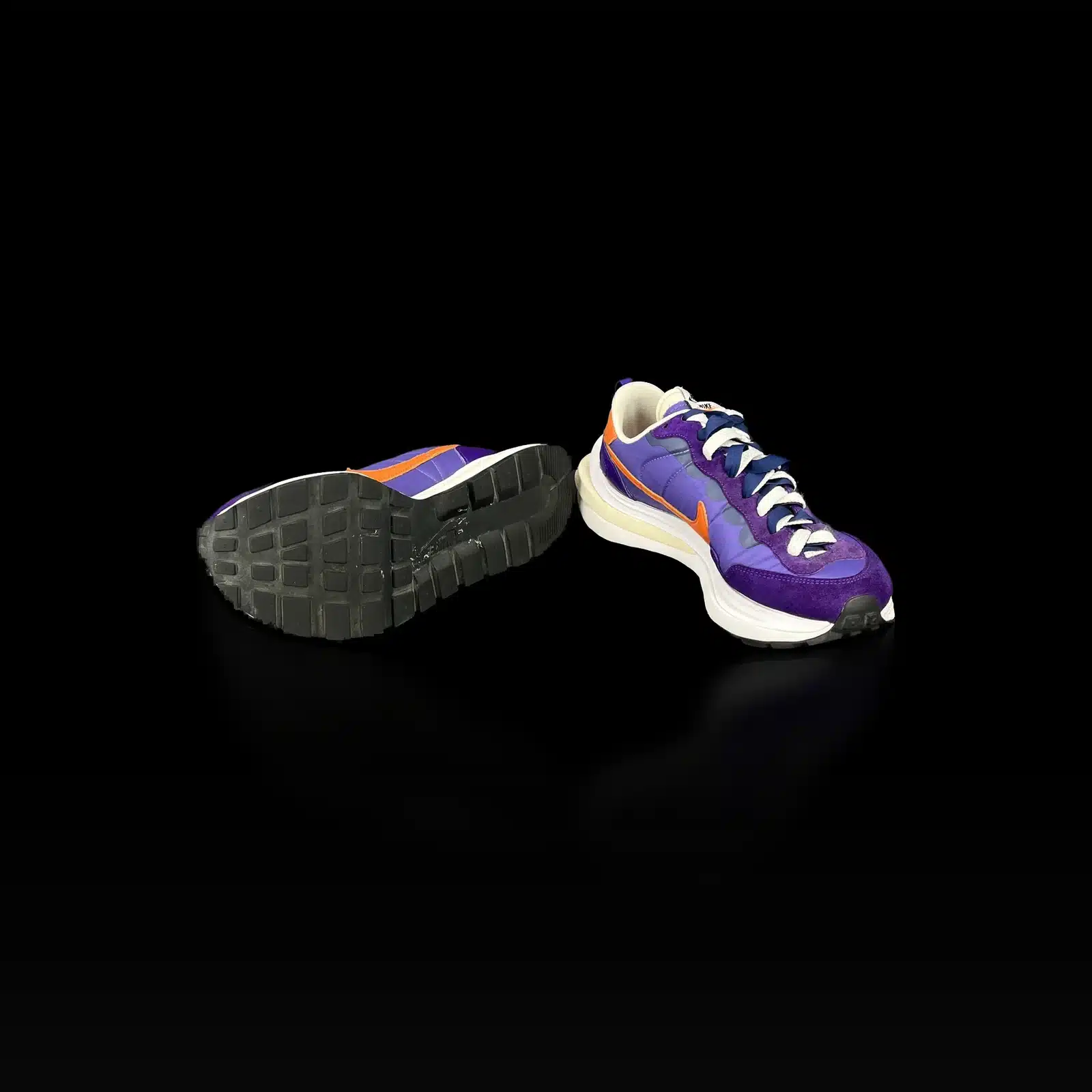 Semelle Waffle noire et profil de la basket Nike x Sacai VaporWaffle violette