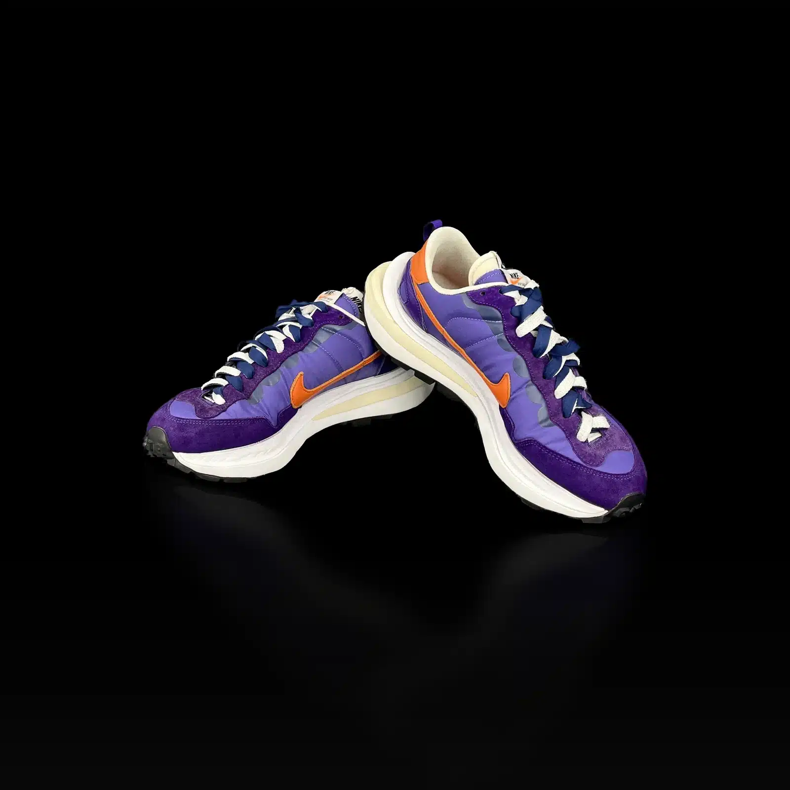 Paire de baskets Nike x Sacai VaporWaffle Dark Iris, double Swoosh orange