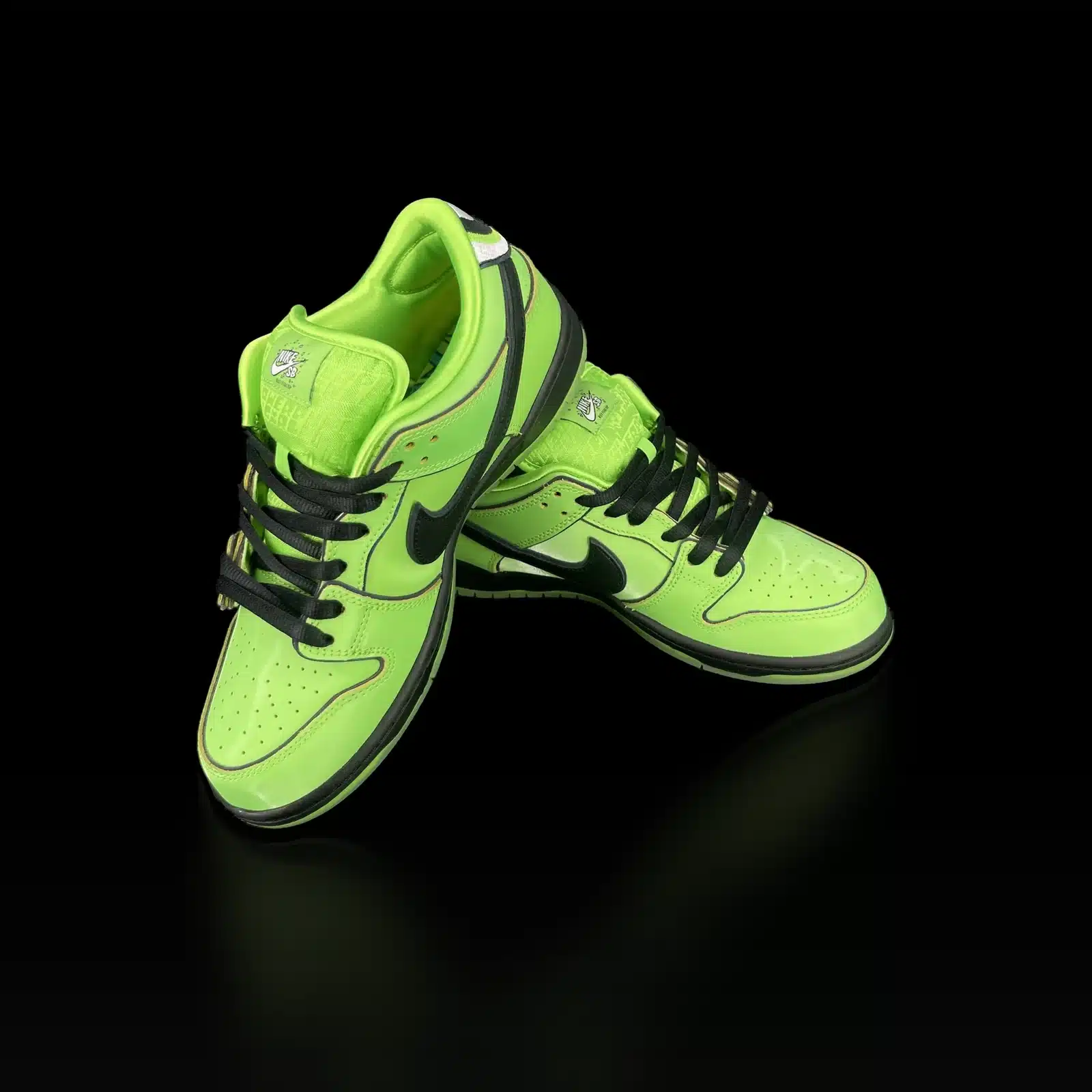 Paire de Nike SB Dunk Low Powerpuff Girls Buttercup croisées, vue avant