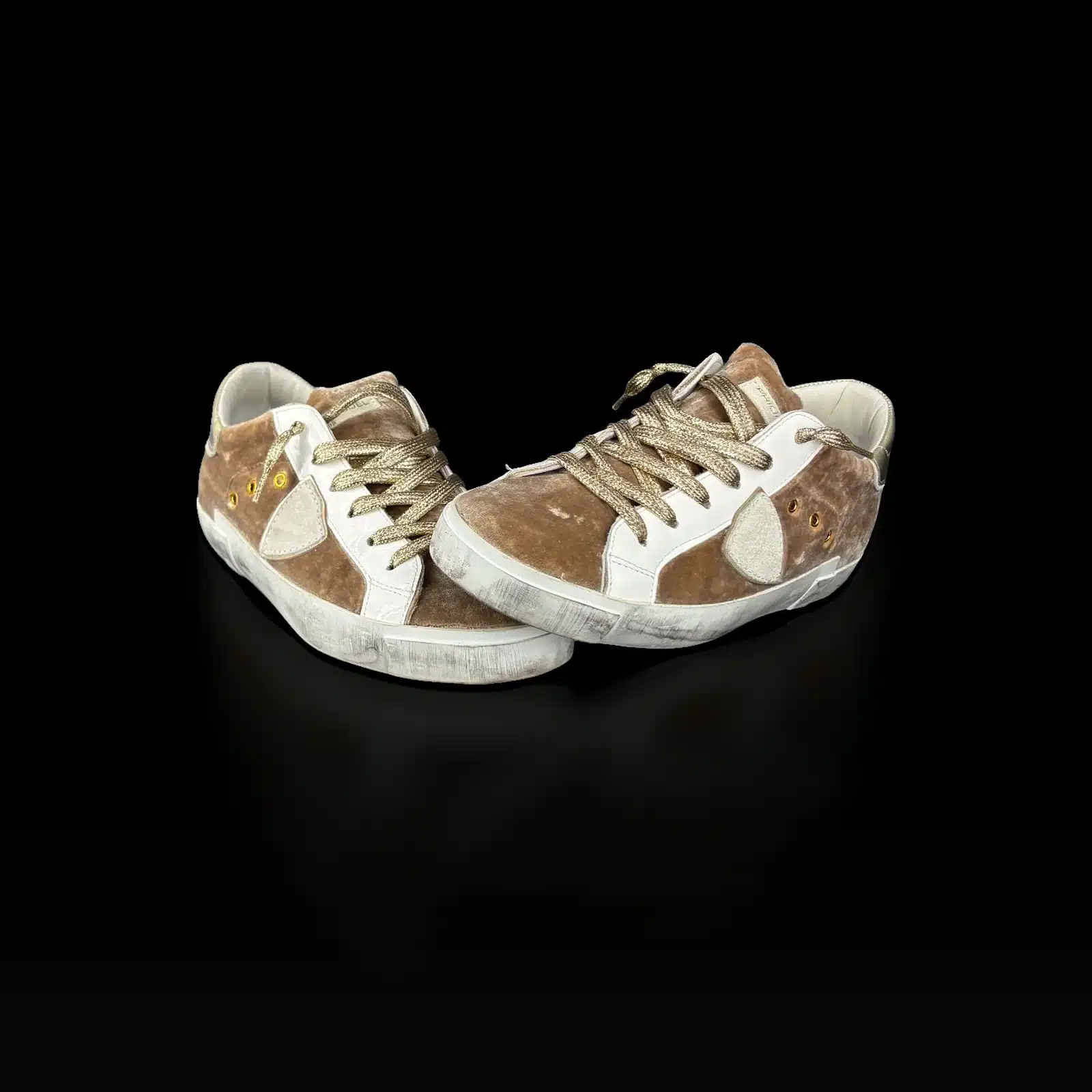 Paire de baskets Philippe Model PRSX vue de face, écusson en daim beige