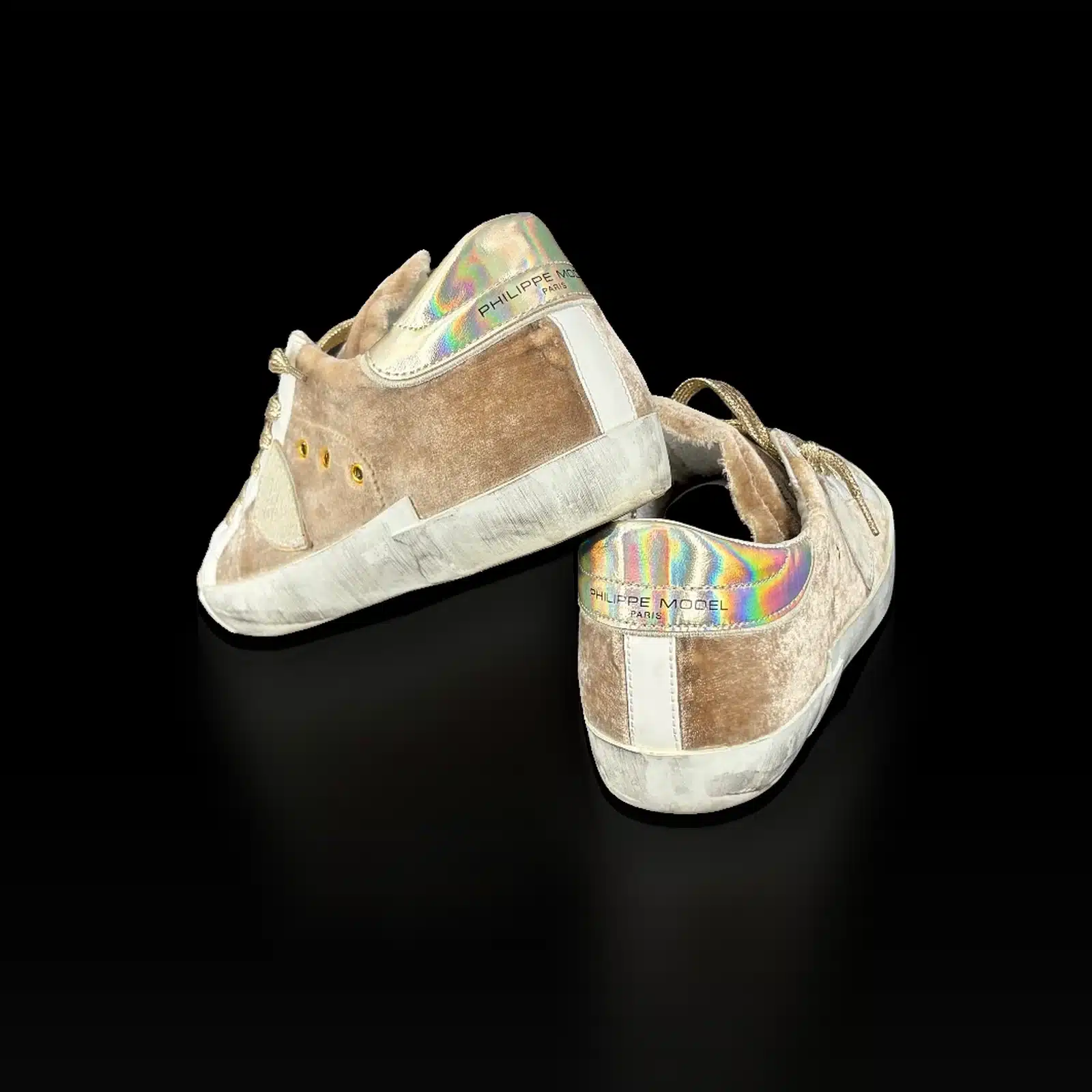 Talons holographiques irisés des baskets Philippe Model PRSX, logo Philippe Model Paris