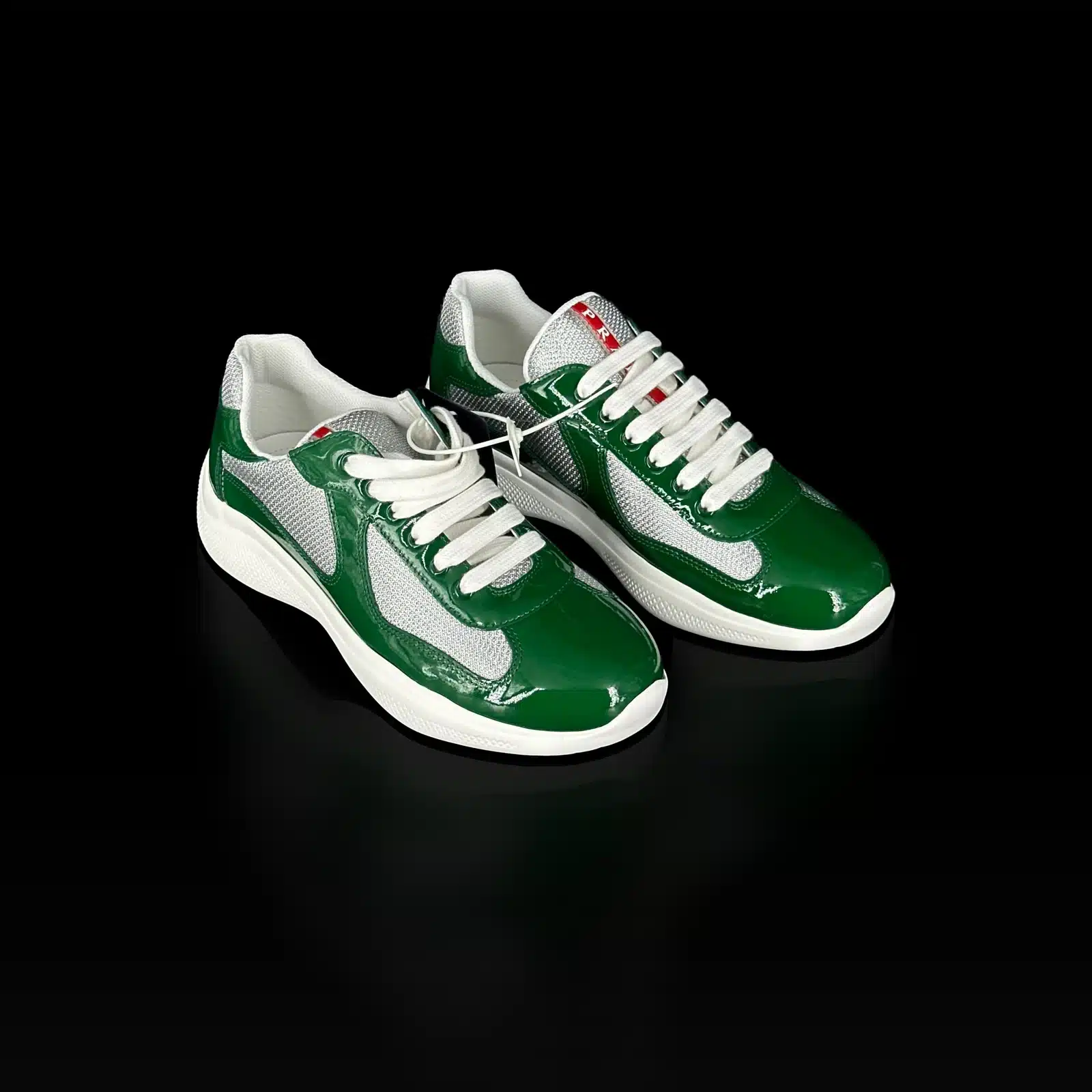 Paire de baskets Prada America's Cup en cuir verni vert et maille argentée, vue de trois quarts