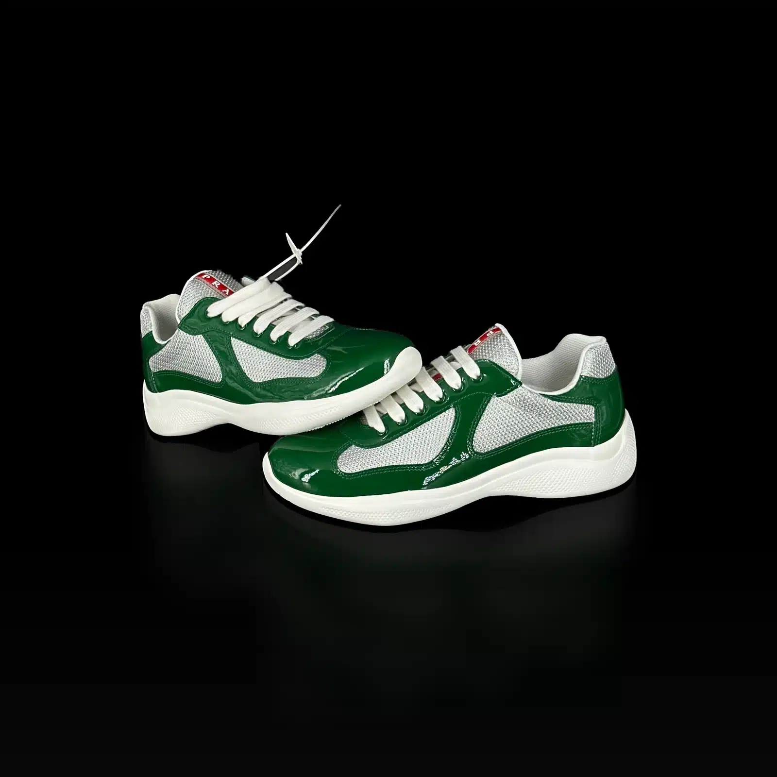 Paire de baskets Prada America's Cup vertes avec étiquette Prada, vue de trois quarts