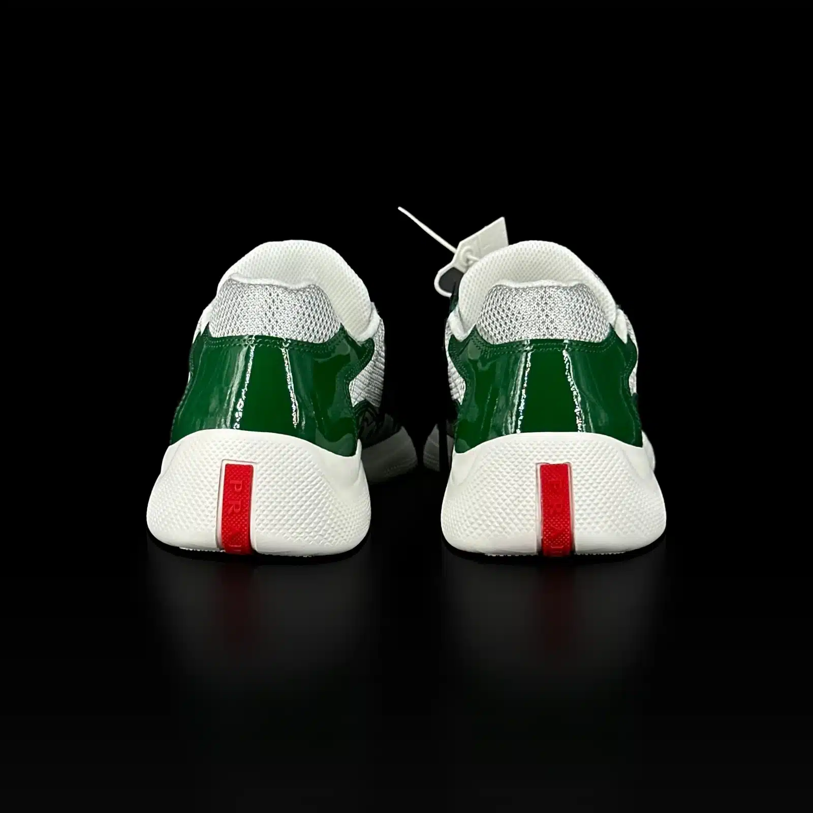 Talons des baskets Prada America's Cup vertes avec logo rouge, vue arrière
