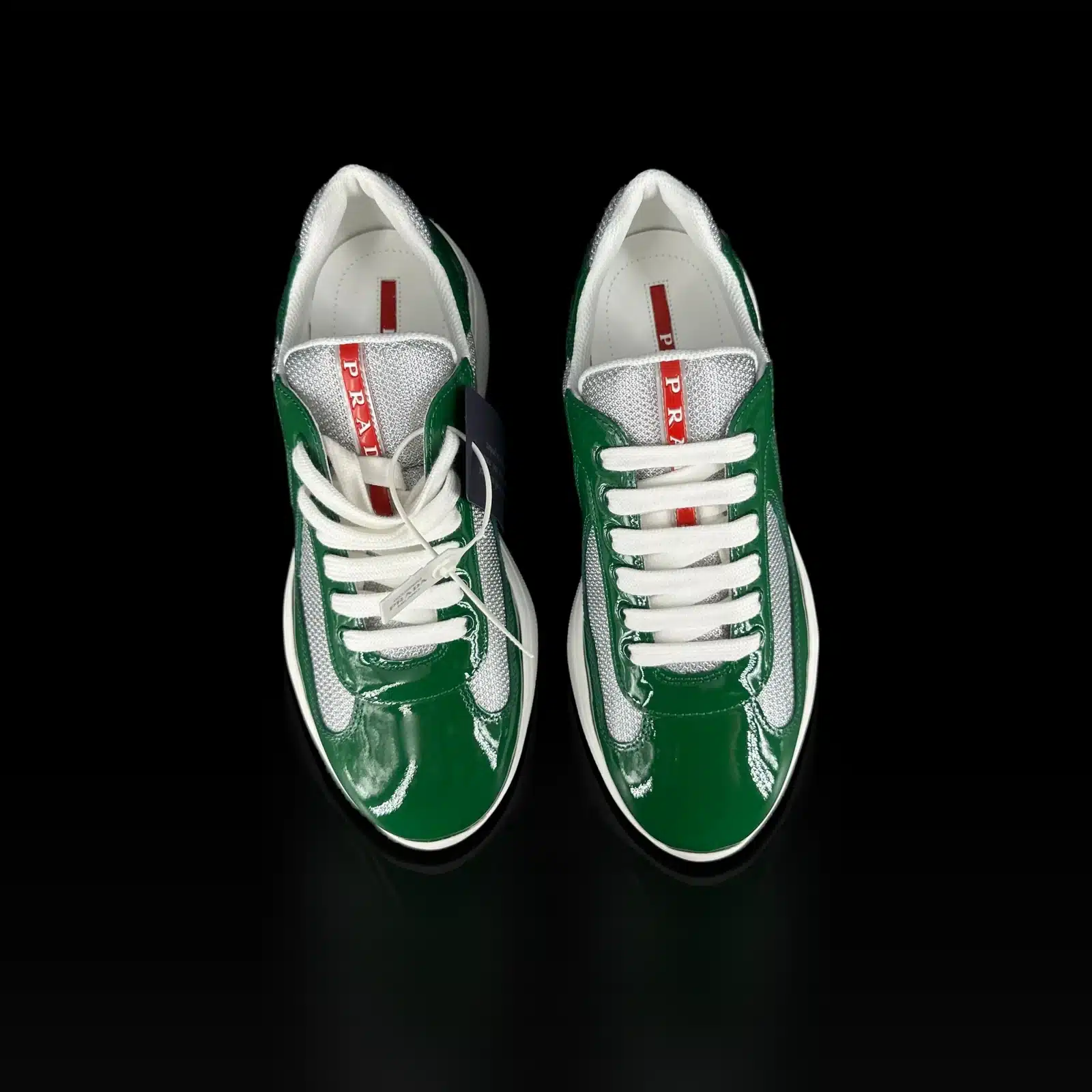 Baskets Prada America's Cup vertes vues de dessus, lacets blancs et bande rouge Prada