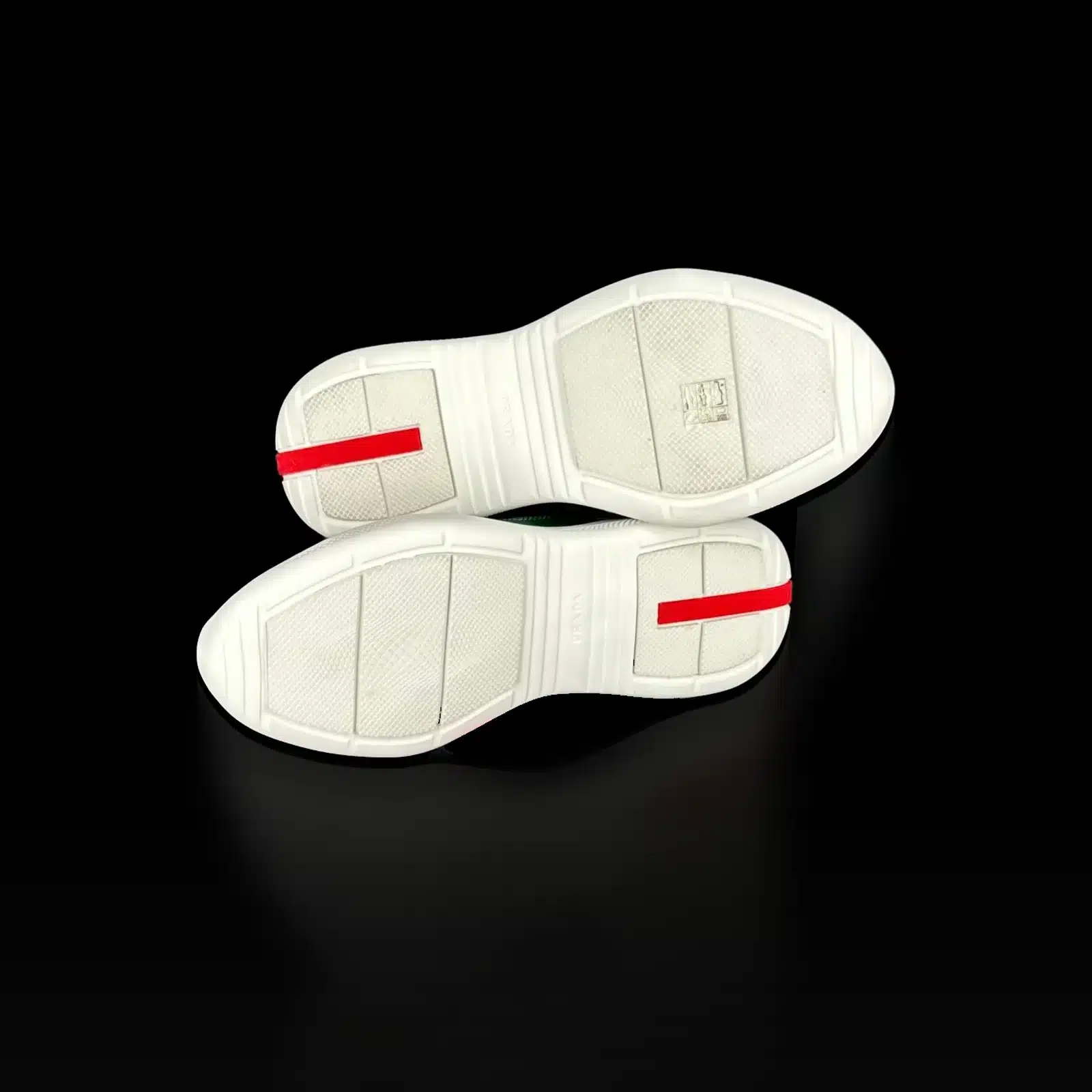 Semelles blanches des baskets Prada America's Cup avec bande rouge Linea Rossa