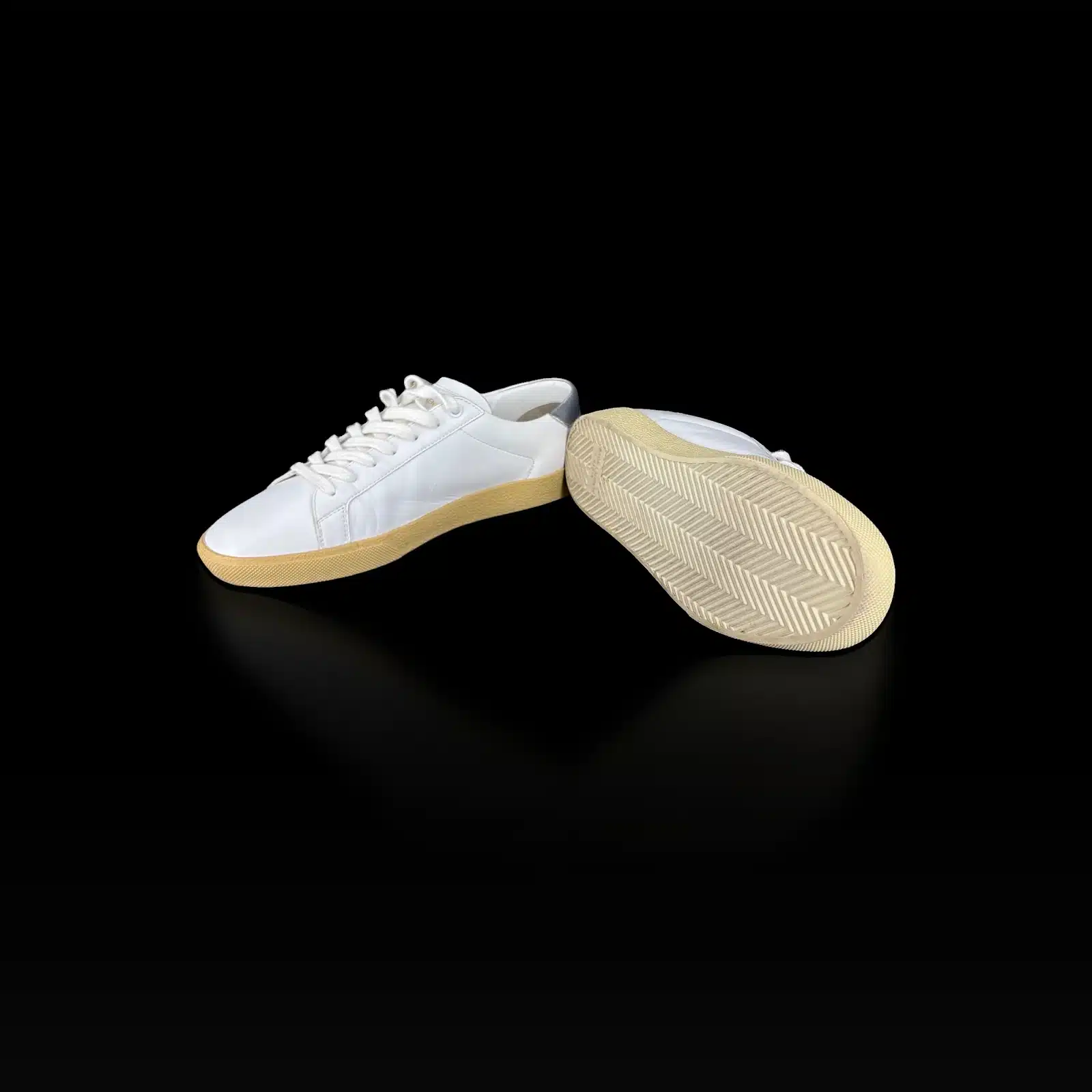 Basket Saint Laurent Court Classic blanche de profil et semelle gomme vue de dessous