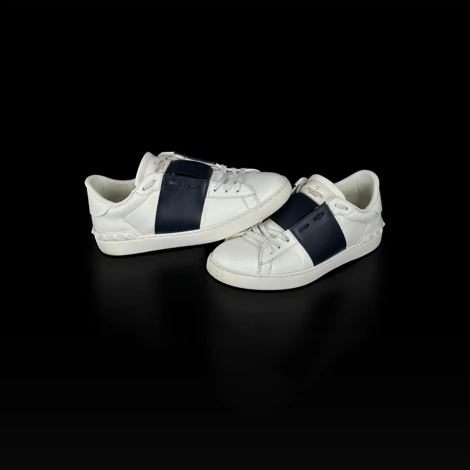 Paire de baskets Valentino Open en cuir blanc et bande bleu marine, vue latérale