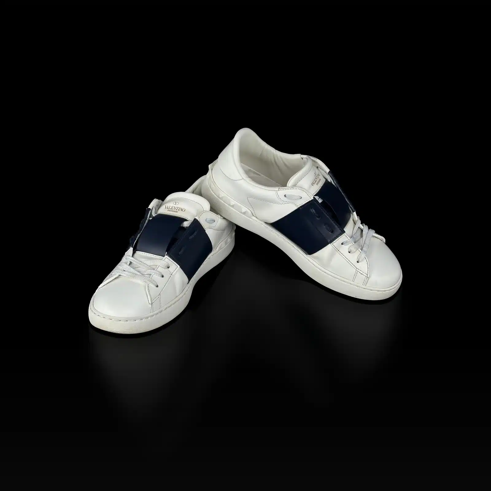 Paire de baskets Valentino Garavani Open blanc et bleu marine, vue de face et de profil