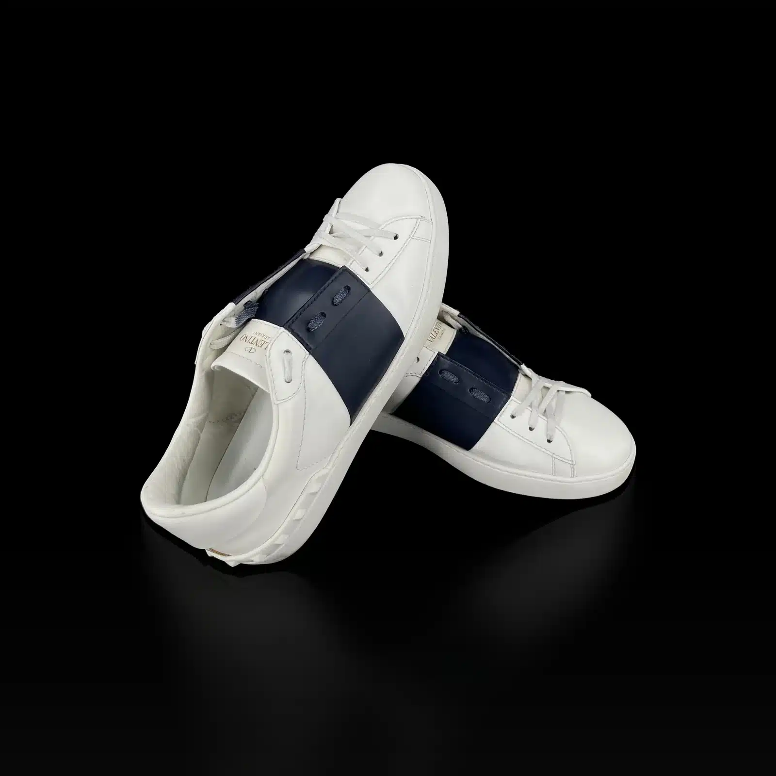 Paire de baskets Valentino Open croisées, bande bleu marine et logo Valentino Garavani
