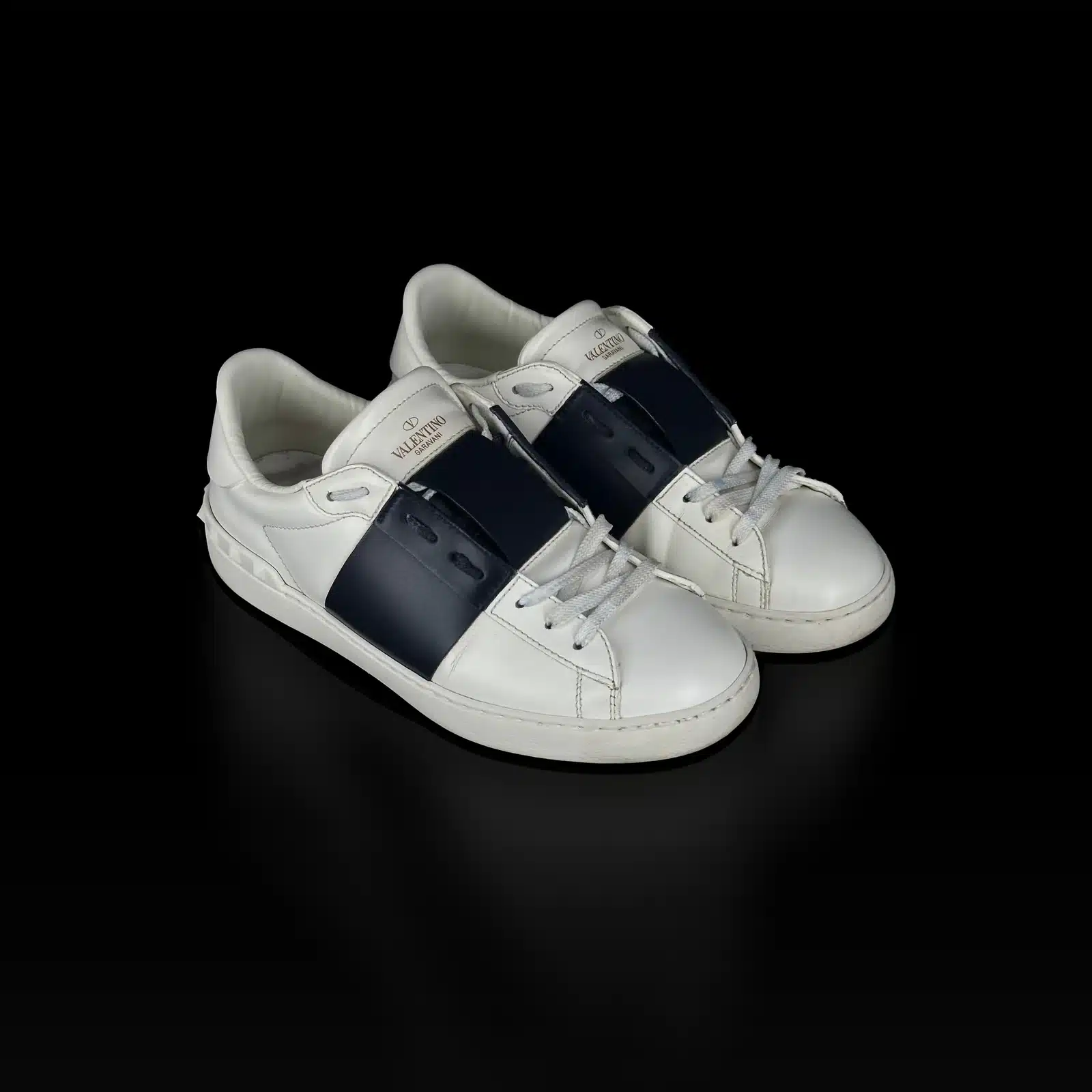 Paire de baskets Valentino Open blanc et bleu marine, vue de trois quarts