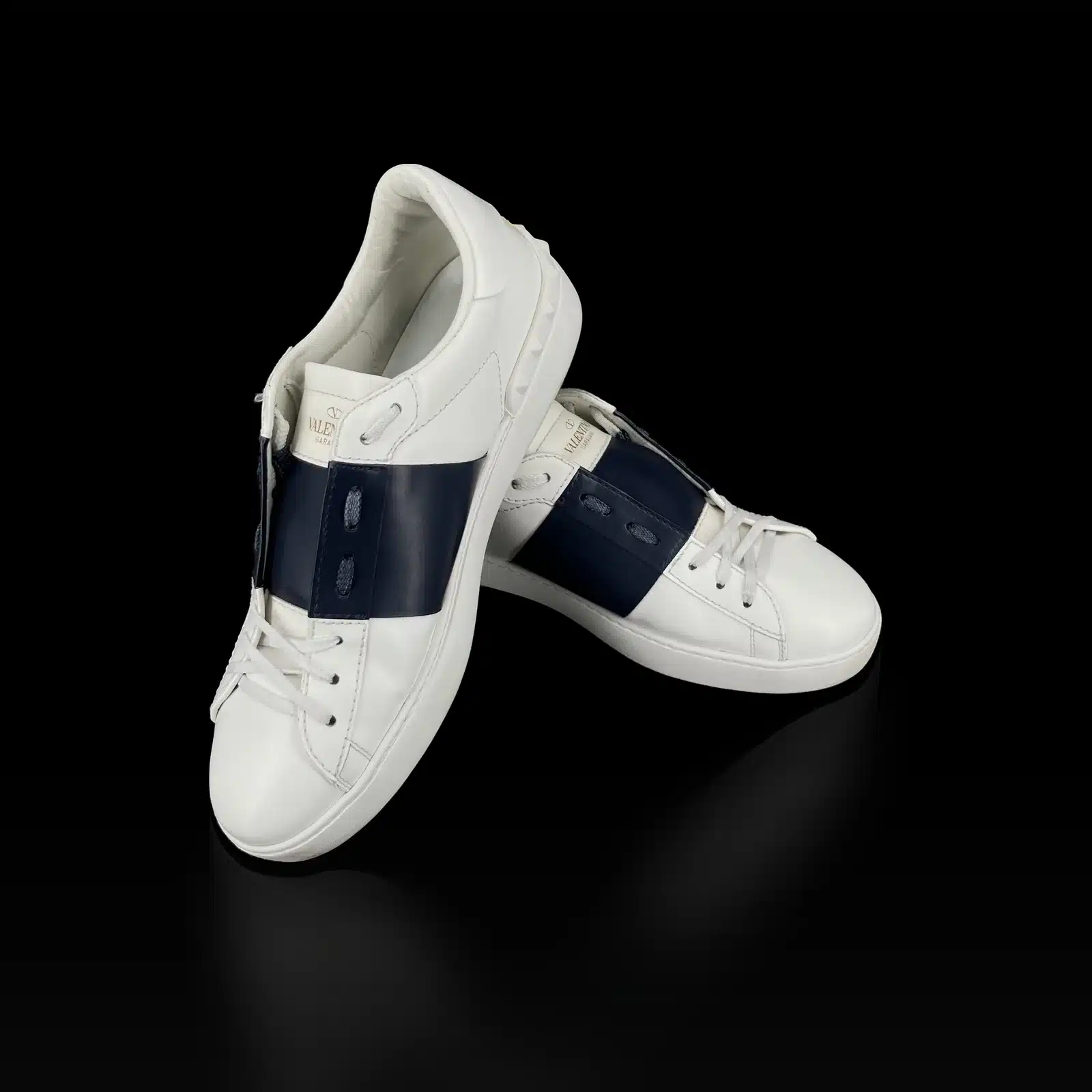 Paire de baskets Valentino Open blanc et bleu marine, vue latérale avec logo sur la languette