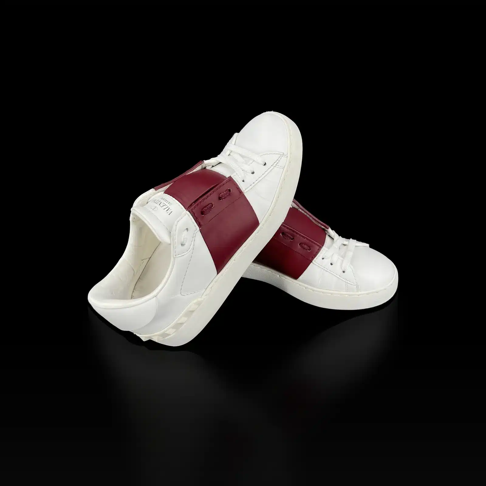 Paire de baskets Valentino Open en cuir blanc et bande bordeaux, vue de trois quarts côté talon