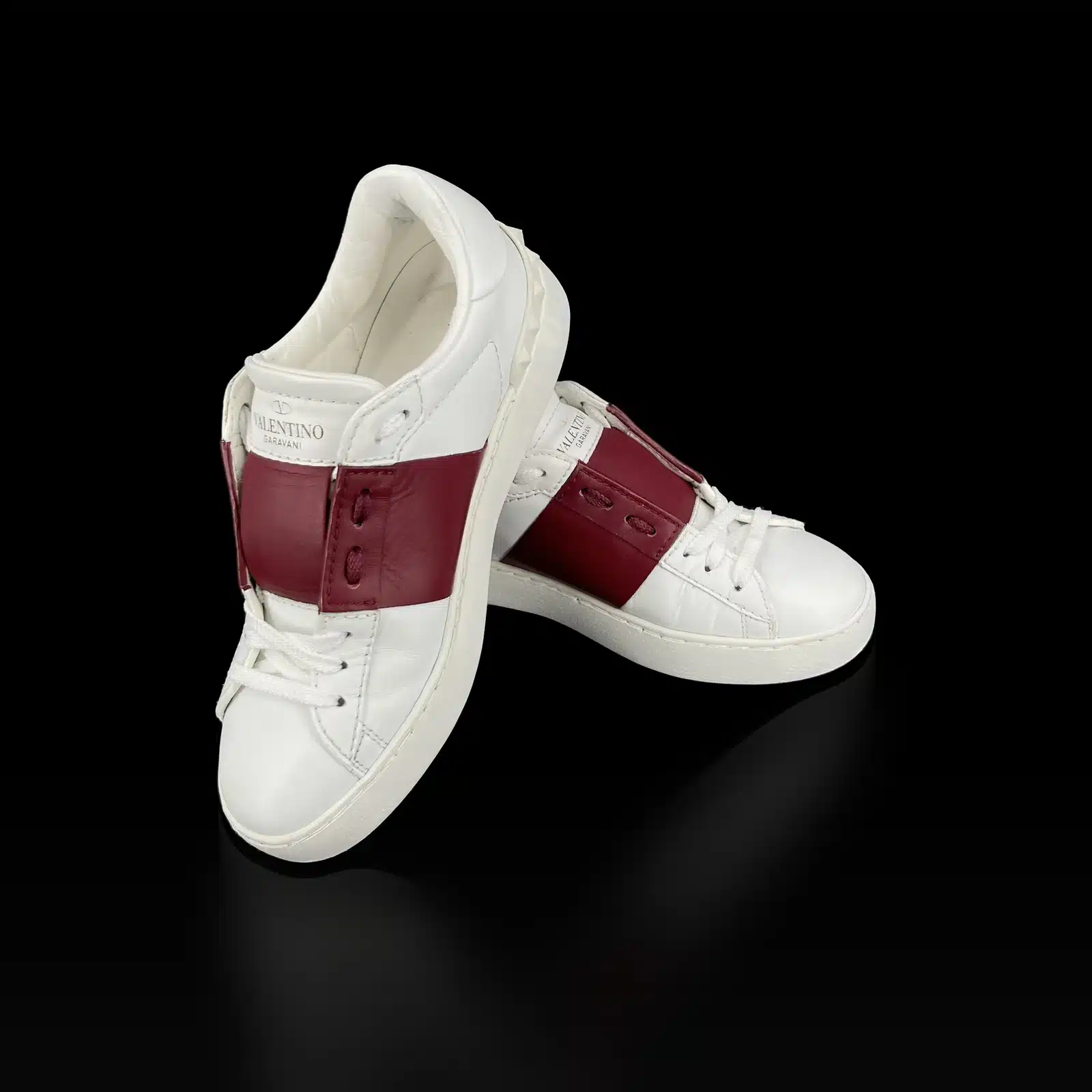 Paire de baskets Valentino Open blanc et bordeaux, l'une posée sur l'autre