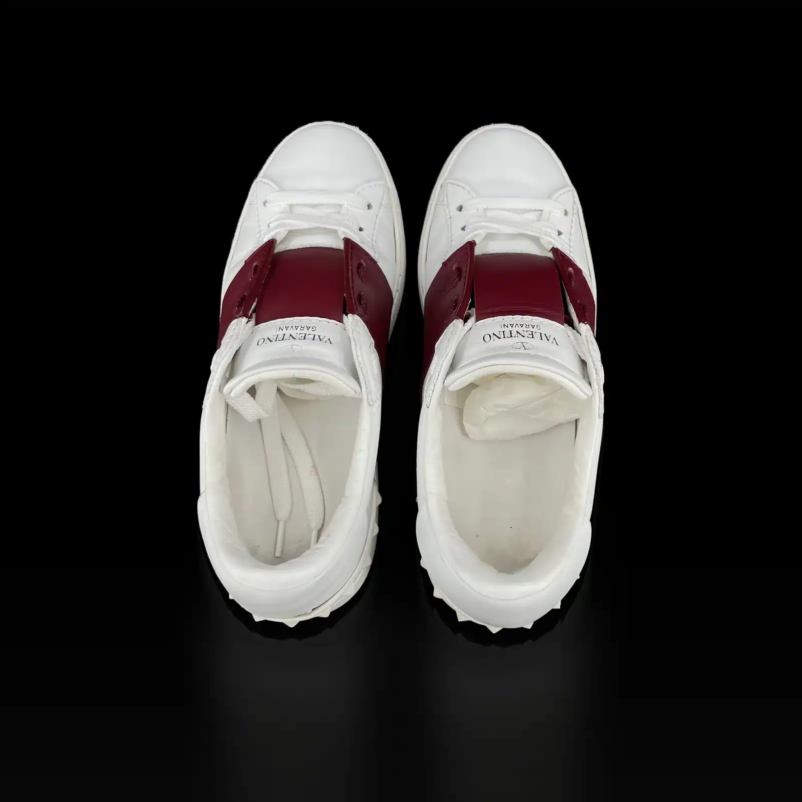 Paire de baskets Valentino Garavani Open blanc et bordeaux, vue de trois quarts avant