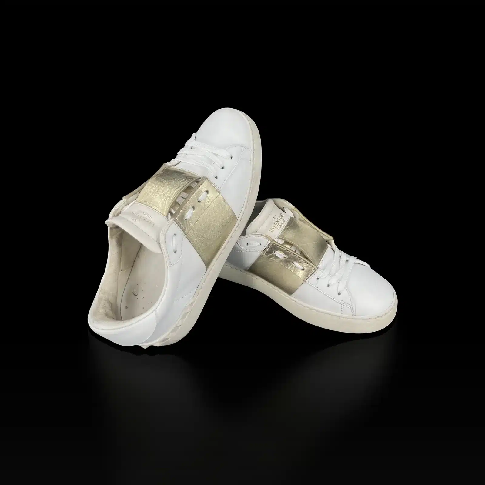 Baskets Valentino Garavani Open blanc et doré croisées, logo doré sur la languette