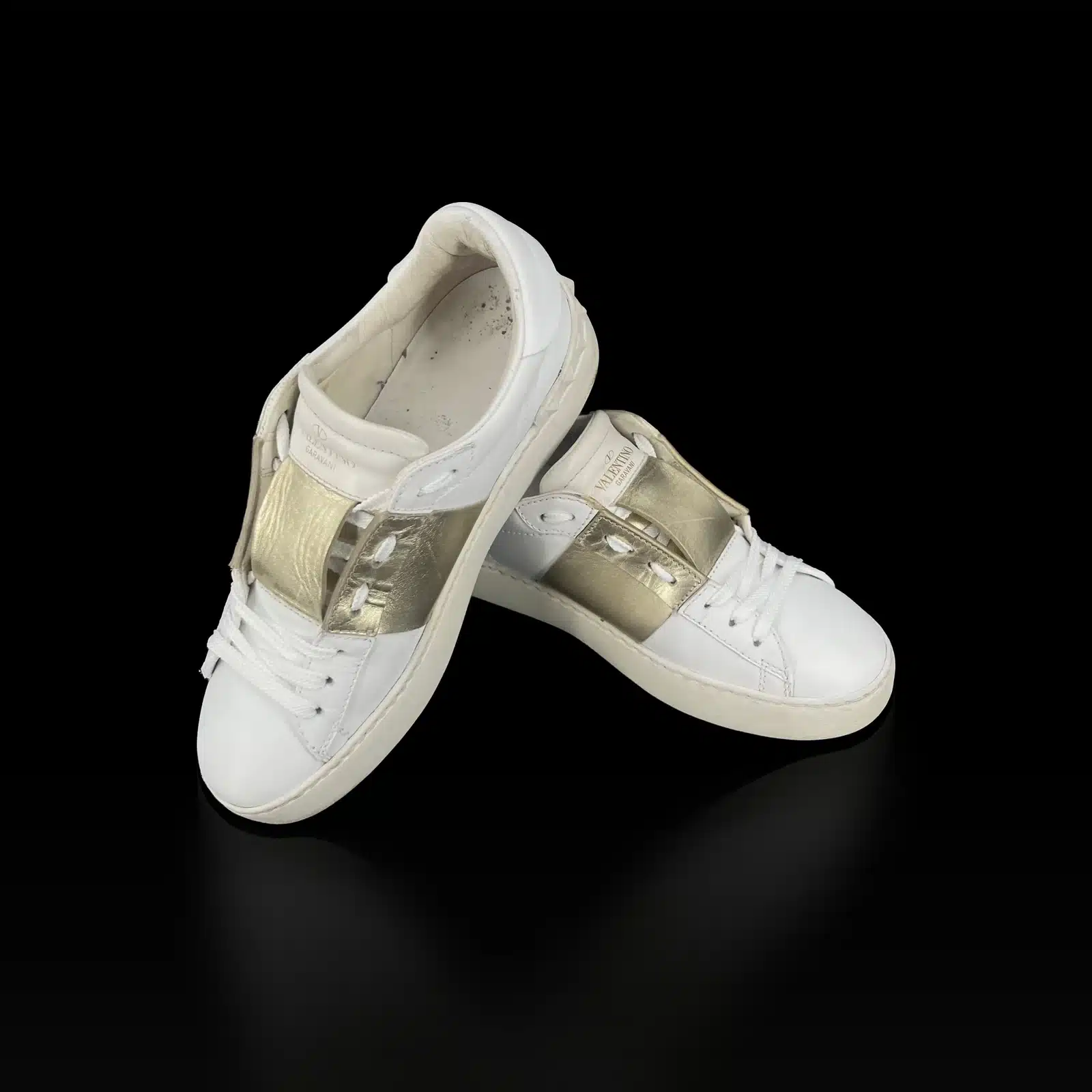 Paire de baskets Valentino Garavani Open blanc et doré, vue côté laçage