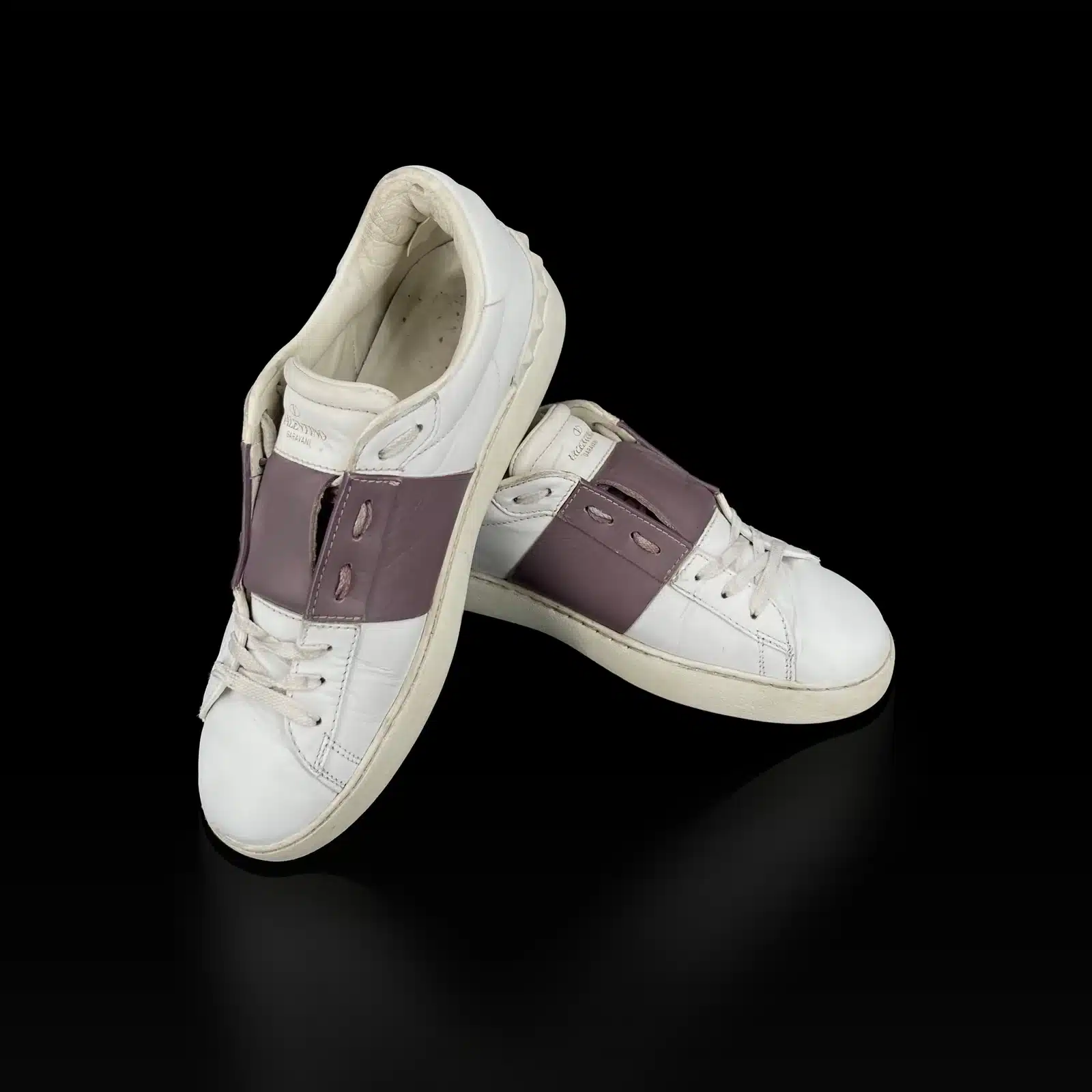 Baskets Valentino Garavani Open blanc et mauve, vue de face avec logo sur la languette