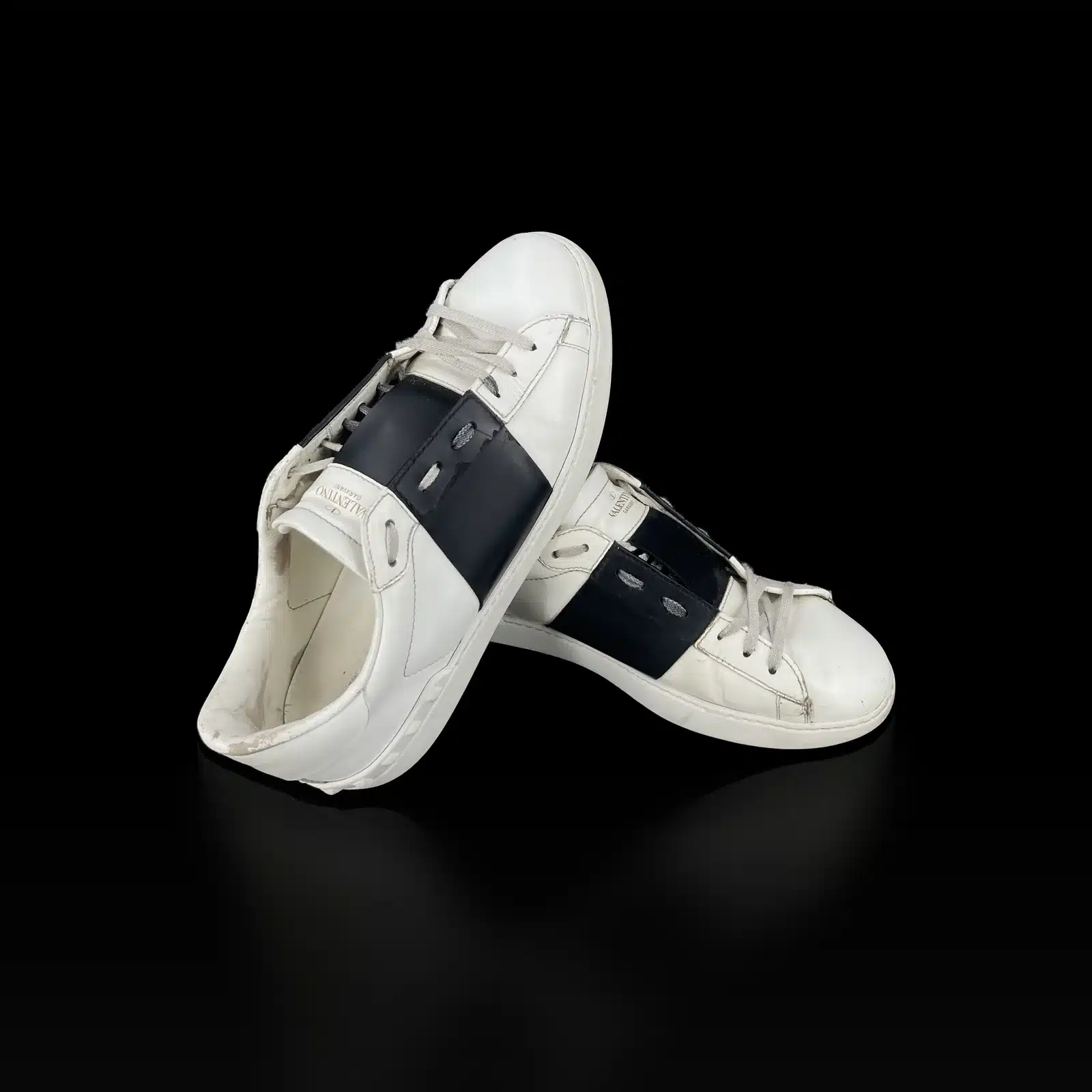 Baskets Valentino Garavani Open blanc et noir, vue de trois quarts côté talon