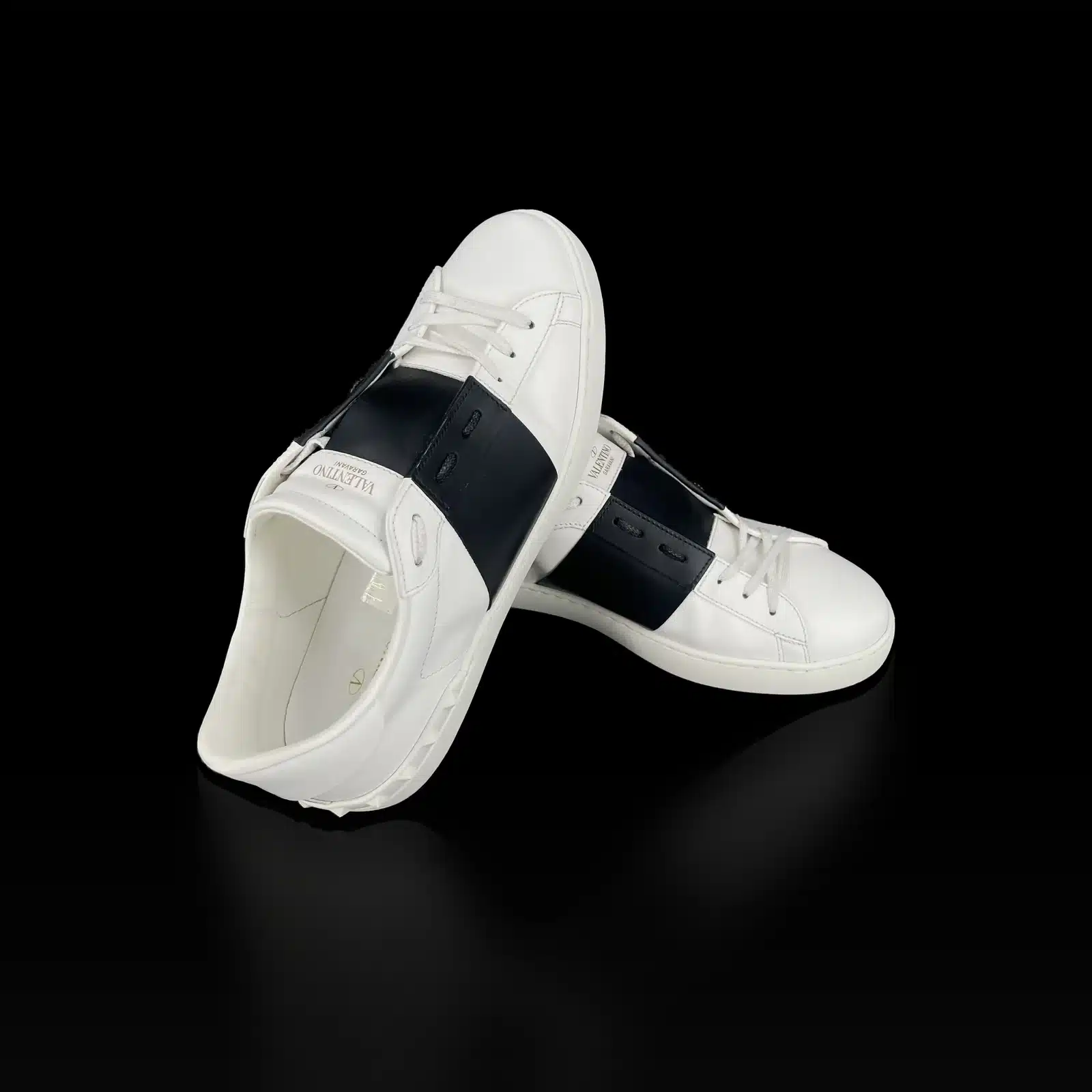 Paire de baskets Valentino Garavani Open blanc et noir, vue croisée avec logo sur la languette