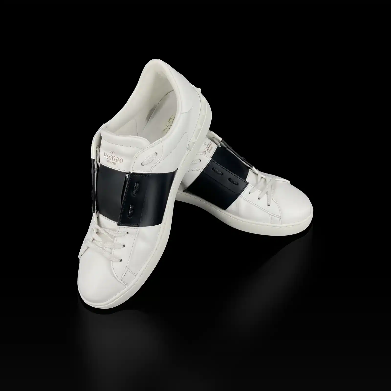 Paire de baskets Valentino Open blanc et noir, vue de trois quarts avant