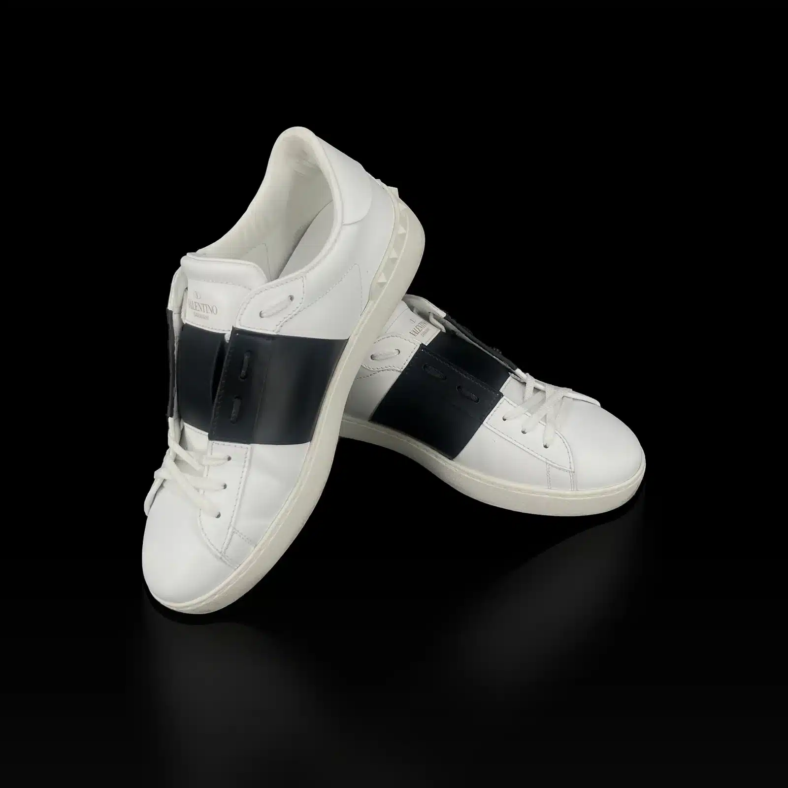 Paire de baskets Valentino Open blanc et noir, vue de côté