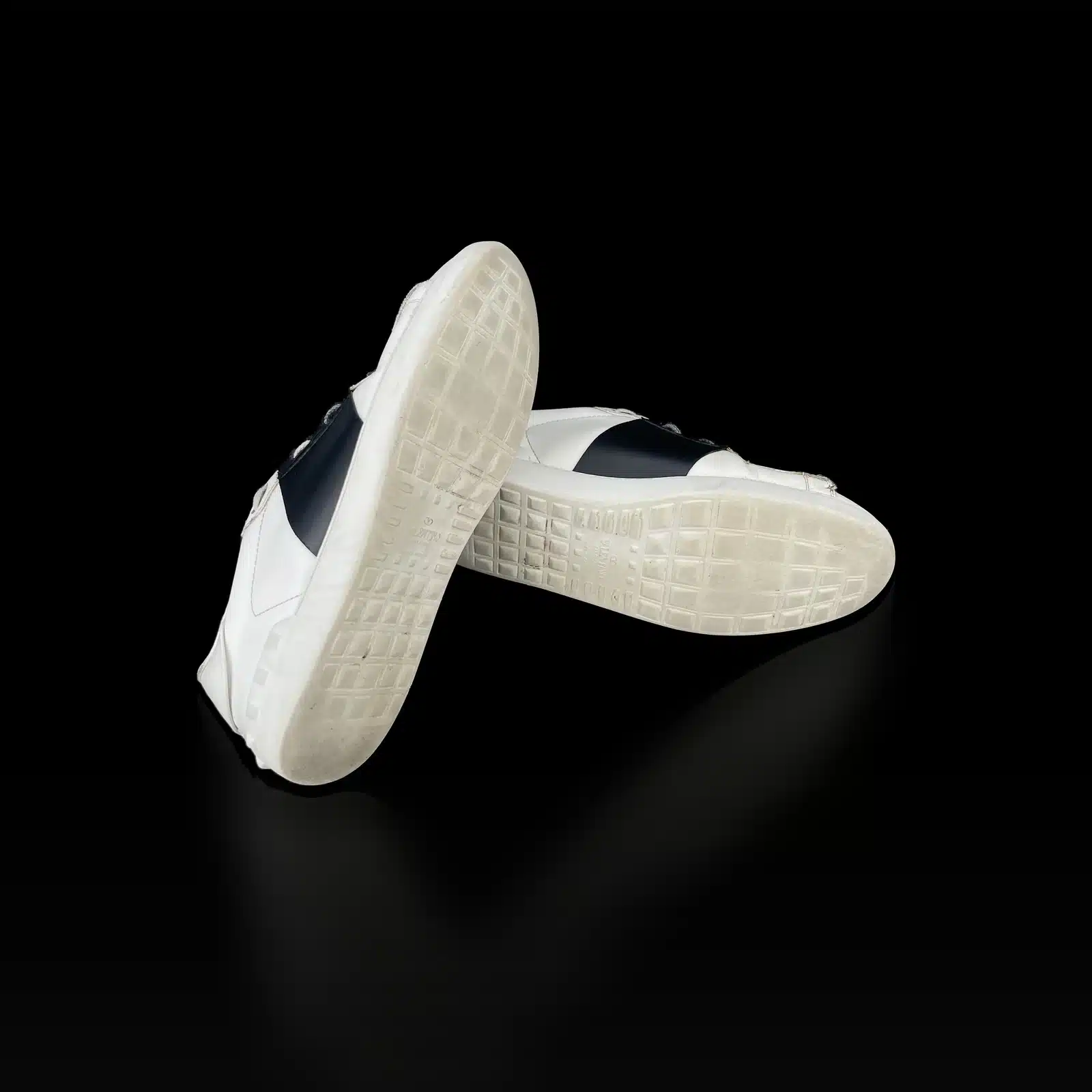 Semelles en caoutchouc blanc des baskets Valentino Garavani Open