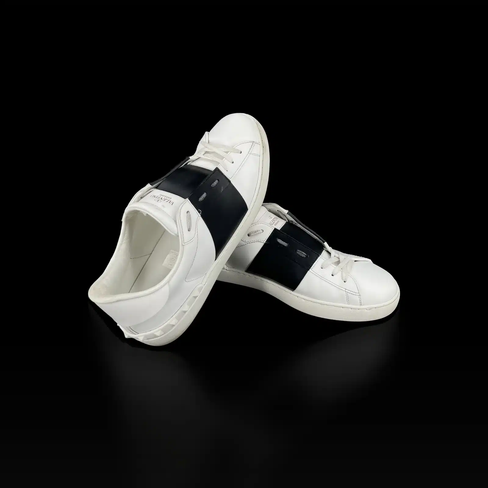 Paire de baskets Valentino Open blanc et noir, vue côté talon avec clous Rockstud