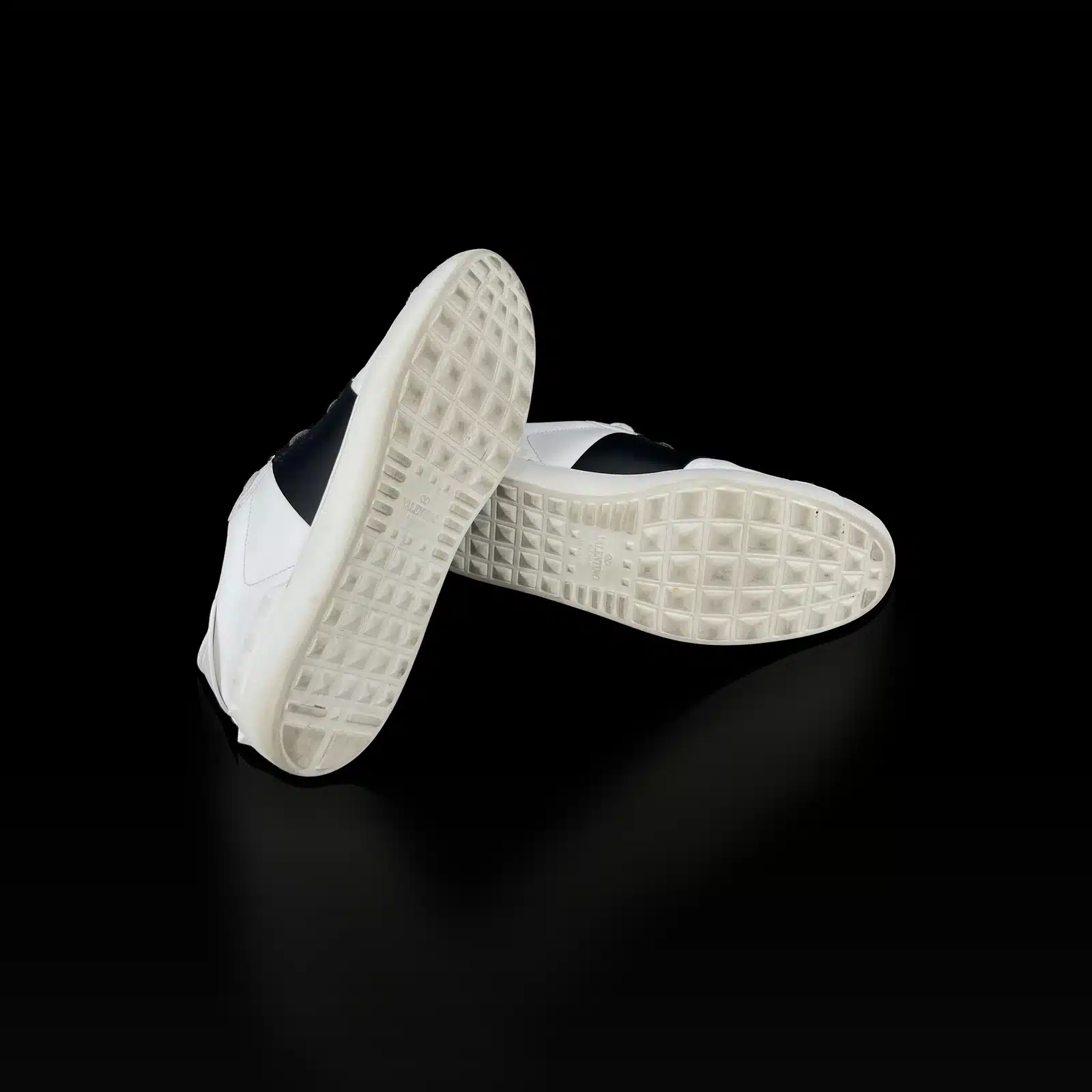 Semelles blanches des baskets Valentino Garavani Open à motif clouté