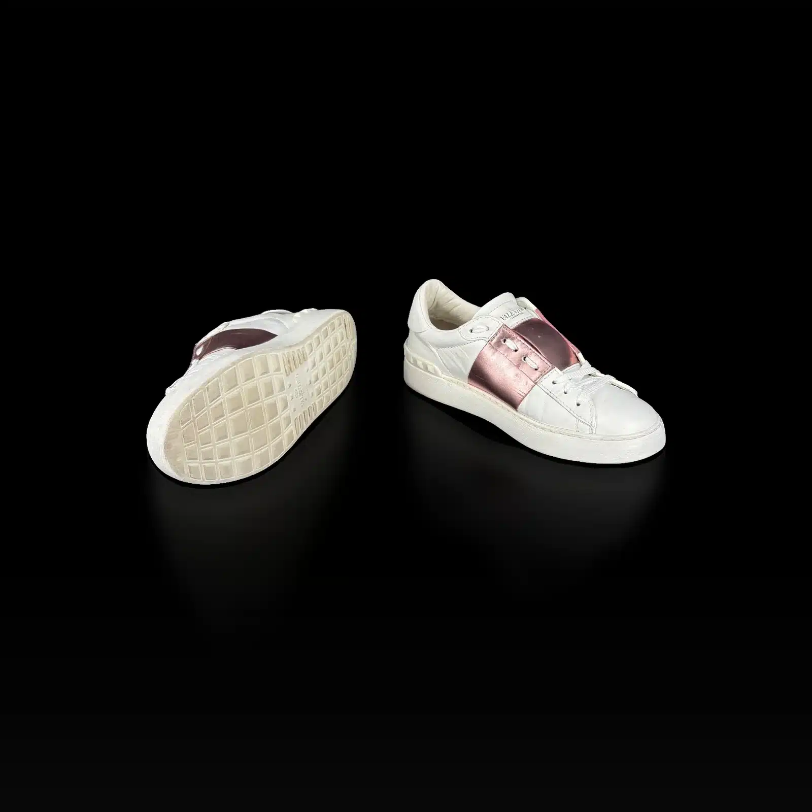Basket Valentino Open blanc et rose et semelle cloutée signée Valentino