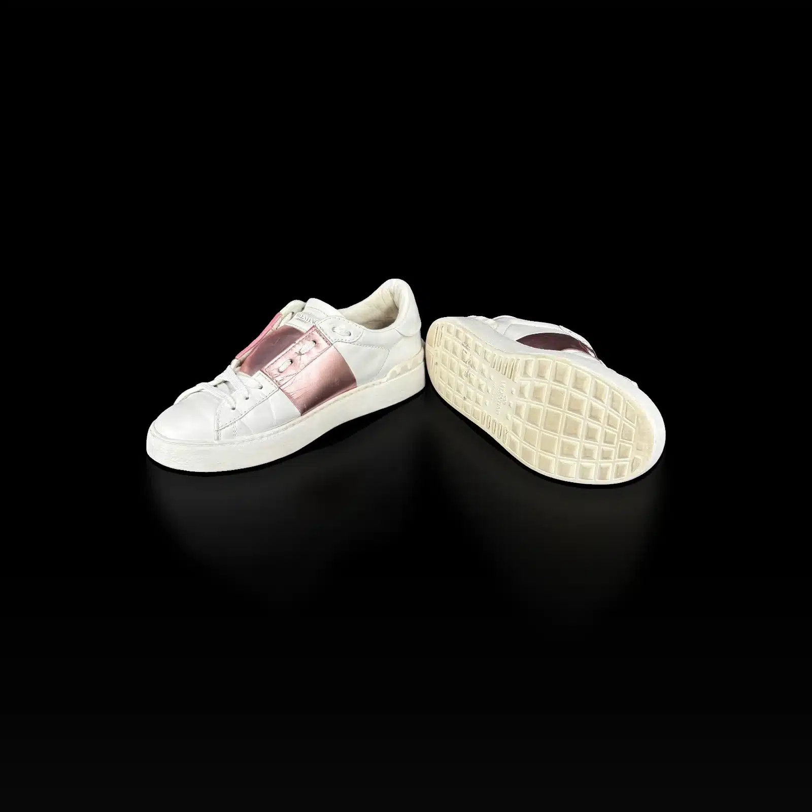 Semelle à motif clouté des baskets Valentino Garavani Open et basket blanc et rose de profil