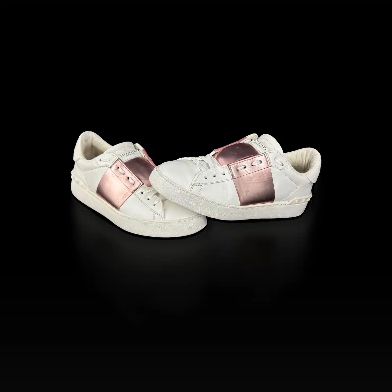 Paire de baskets Valentino Garavani Open blanc et rose métallisé côte à côte, logo sur la languette