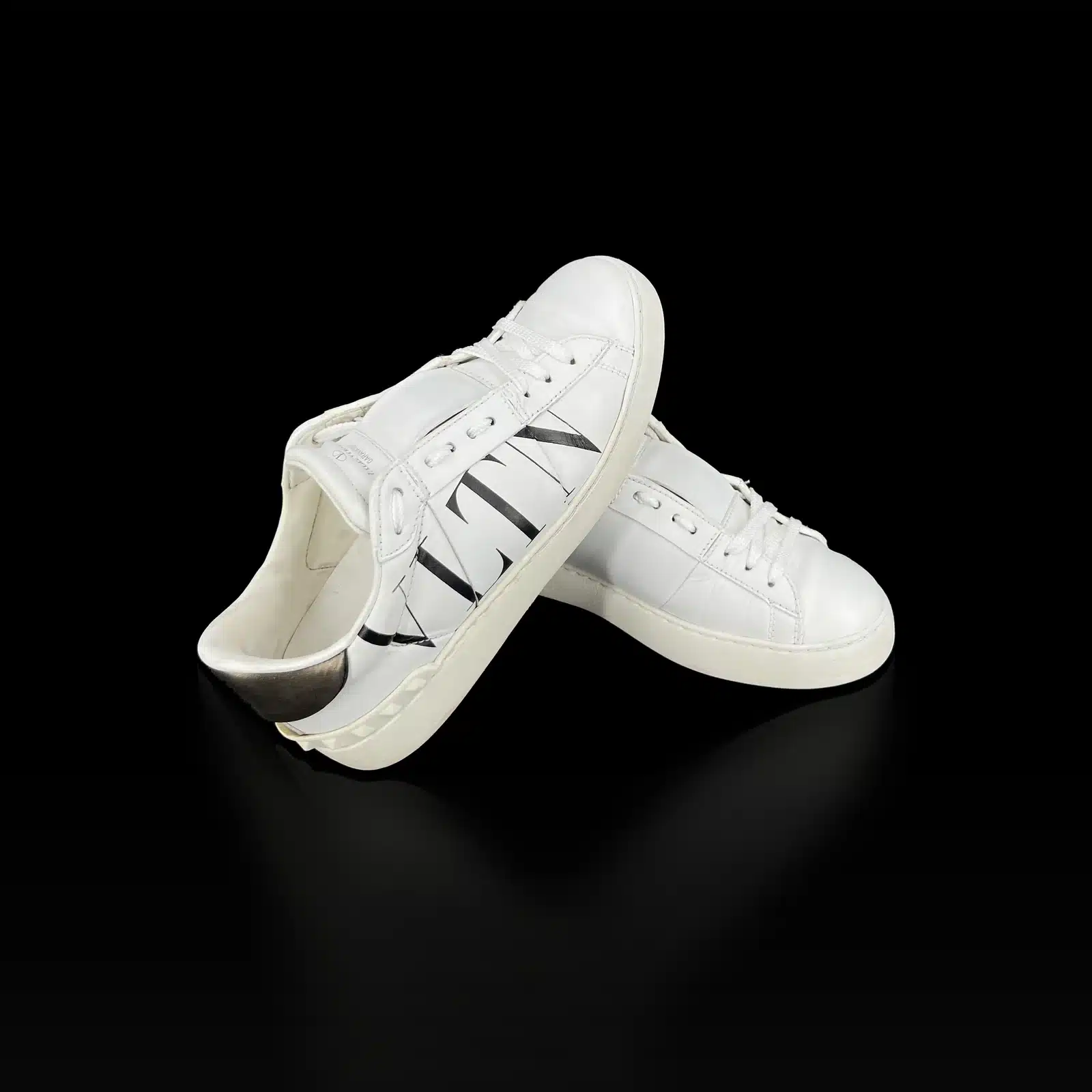 Paire de baskets Valentino Open VLTN, vue côté talon avec contrefort gris métallisé