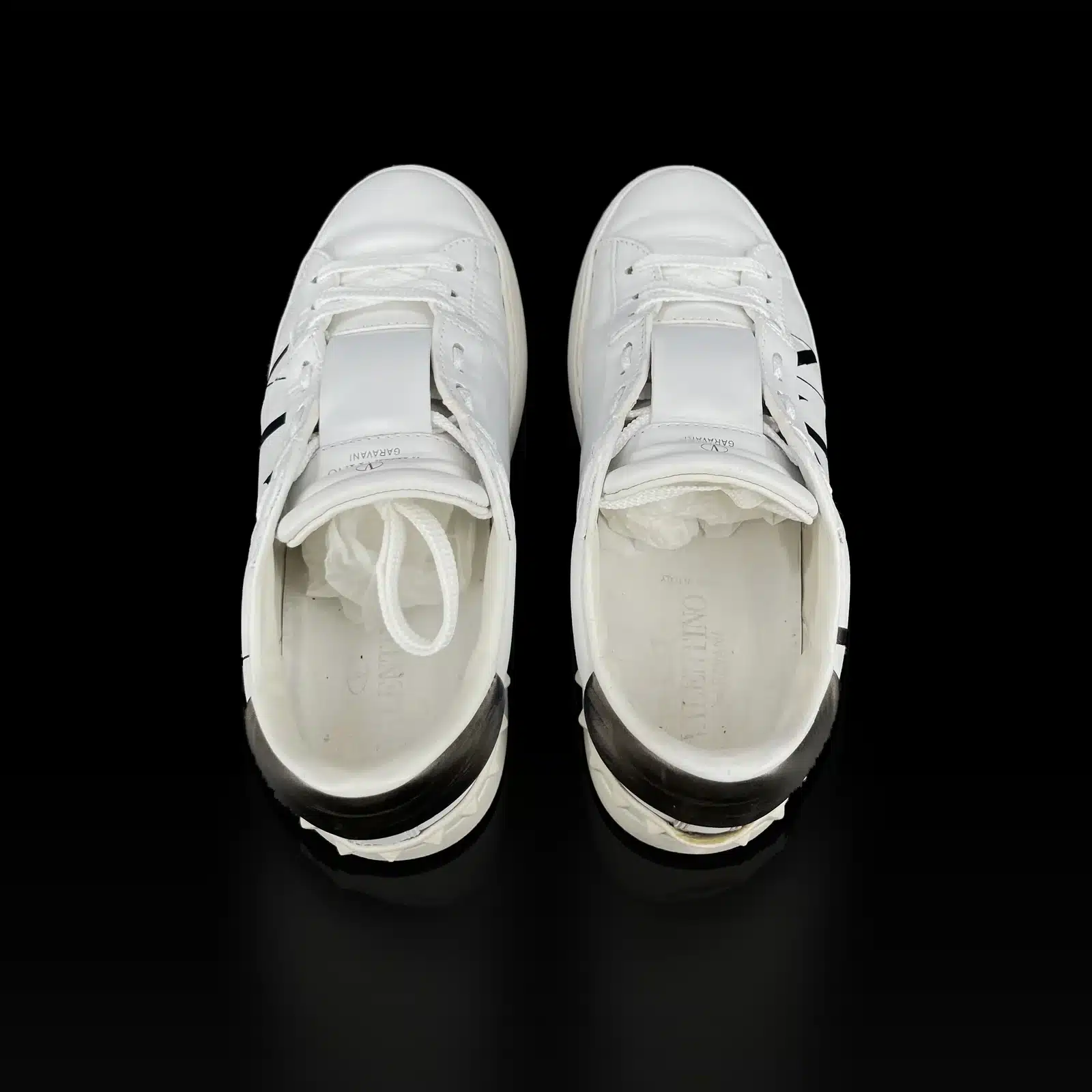 Baskets Valentino Open VLTN vues de dessus, lacets blancs et semelles intérieures