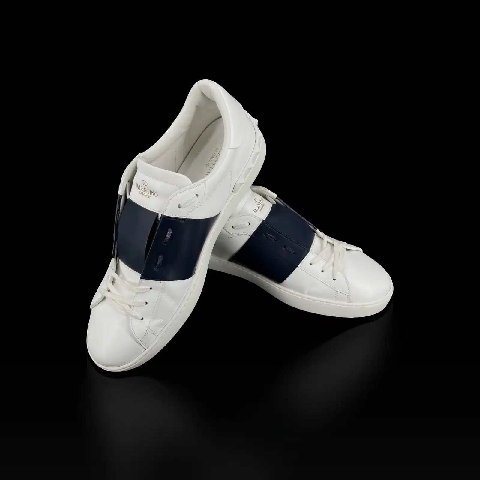 Baskets Valentino Open blanc et bleu marine, vue de trois quarts côté talon