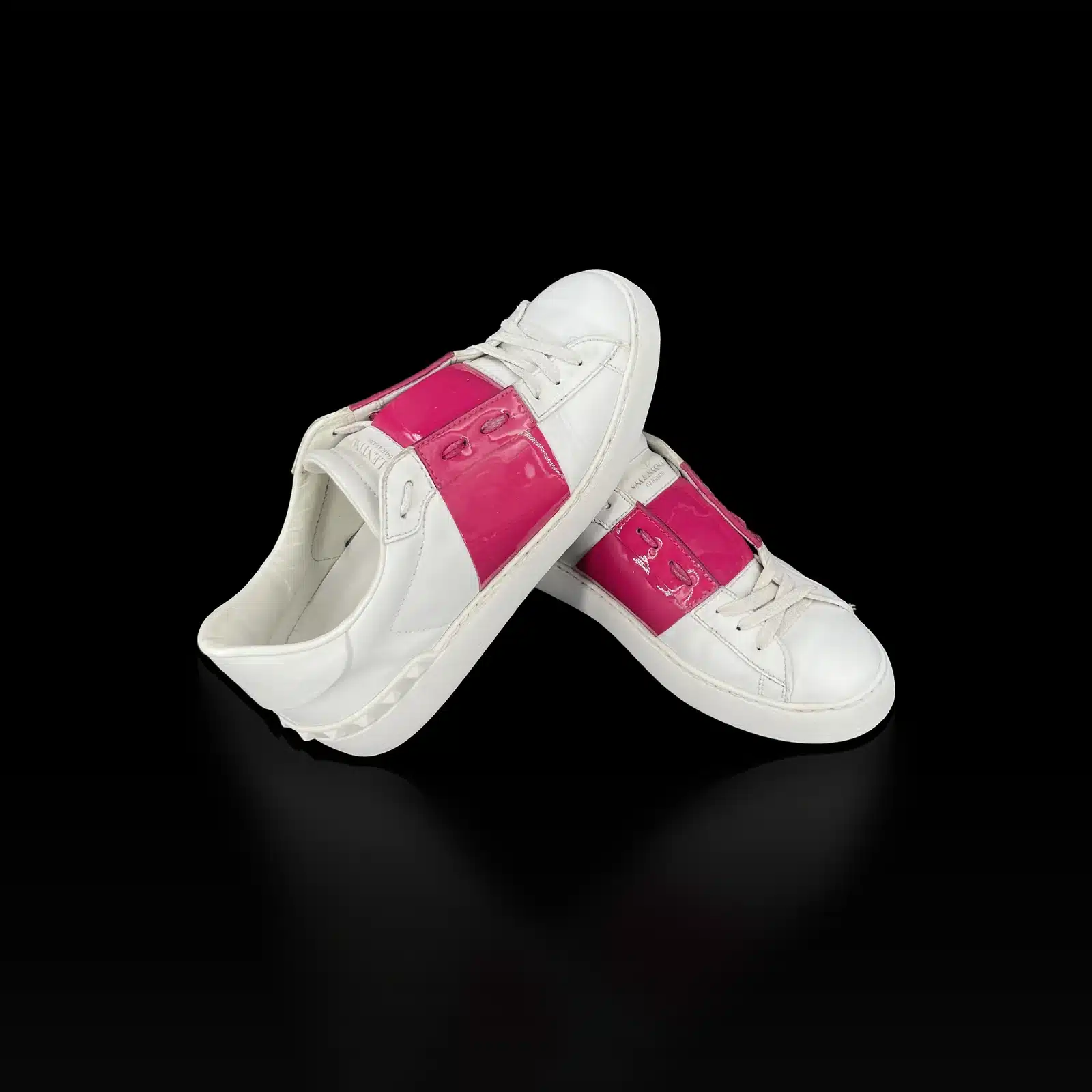 Baskets Valentino Open blanc et fuchsia, vue côté talon avec clous Rockstud