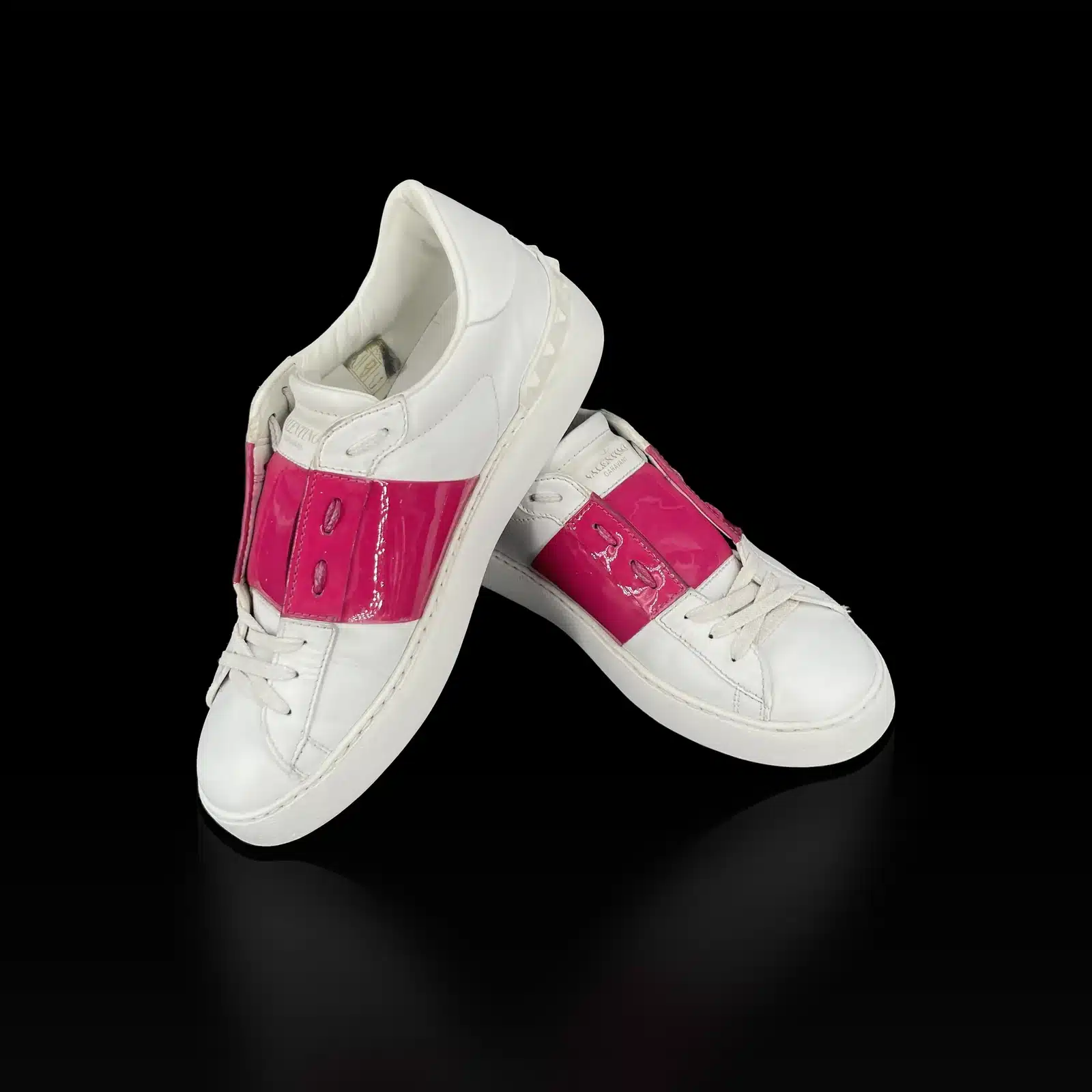 Paire de baskets Valentino Open, vue de face sur la bande vernie fuchsia