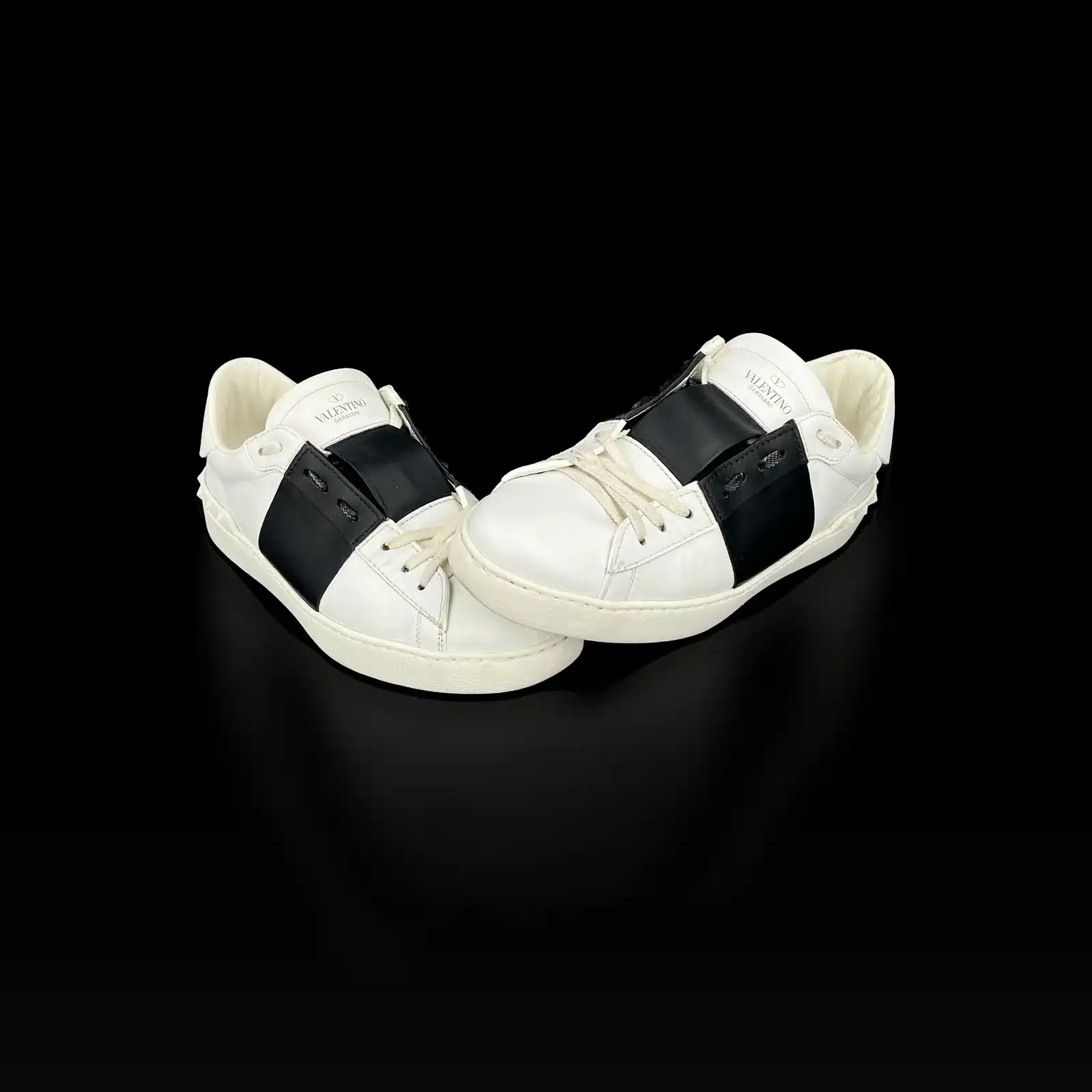 Paire de baskets Valentino Open en cuir blanc à bande noire, vue avant